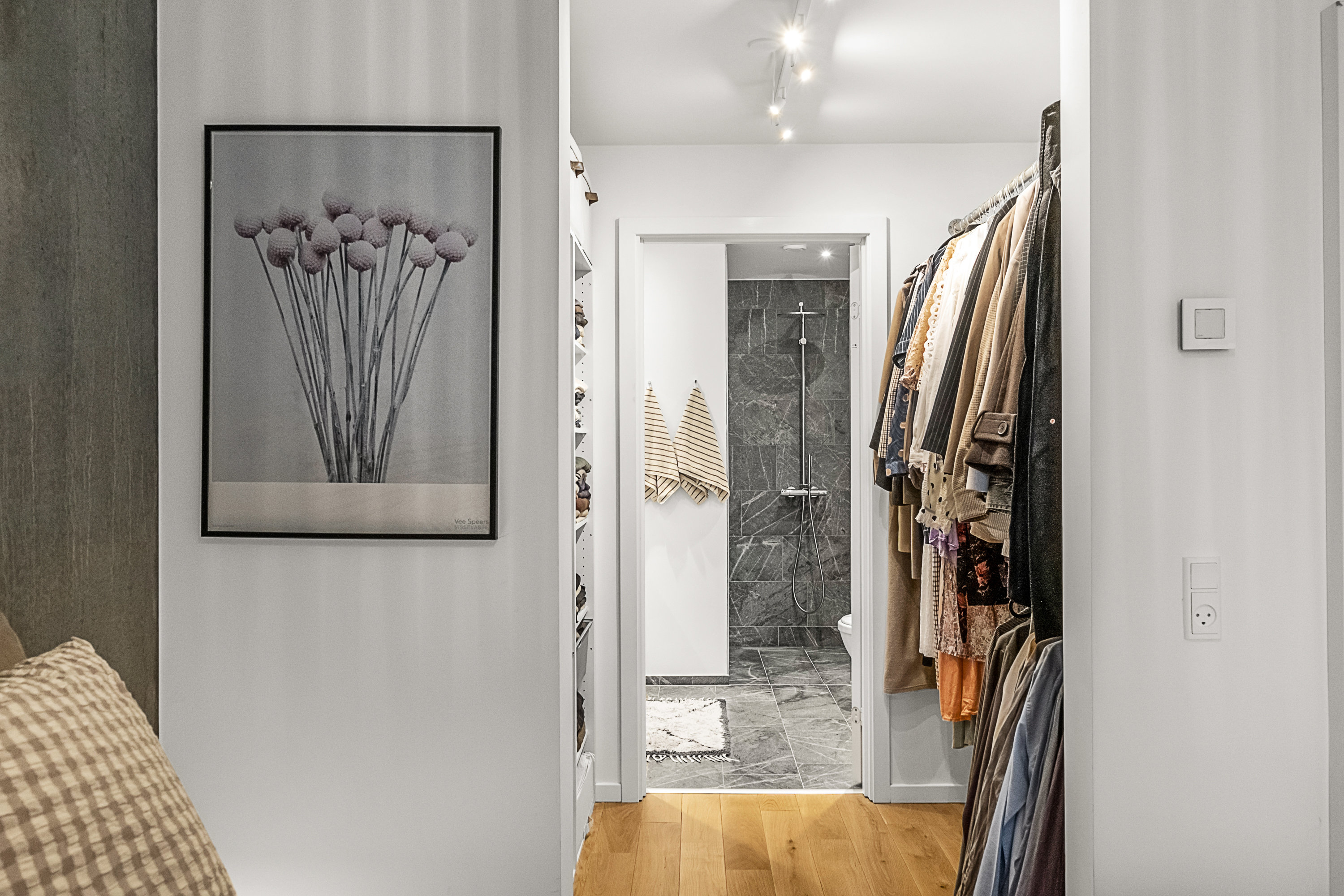 Fremhævet walkin closet billede i fuldskærmstilstand. Billede af Esther Aggebos Gade 30, 1. 4., 8000 Aarhus C