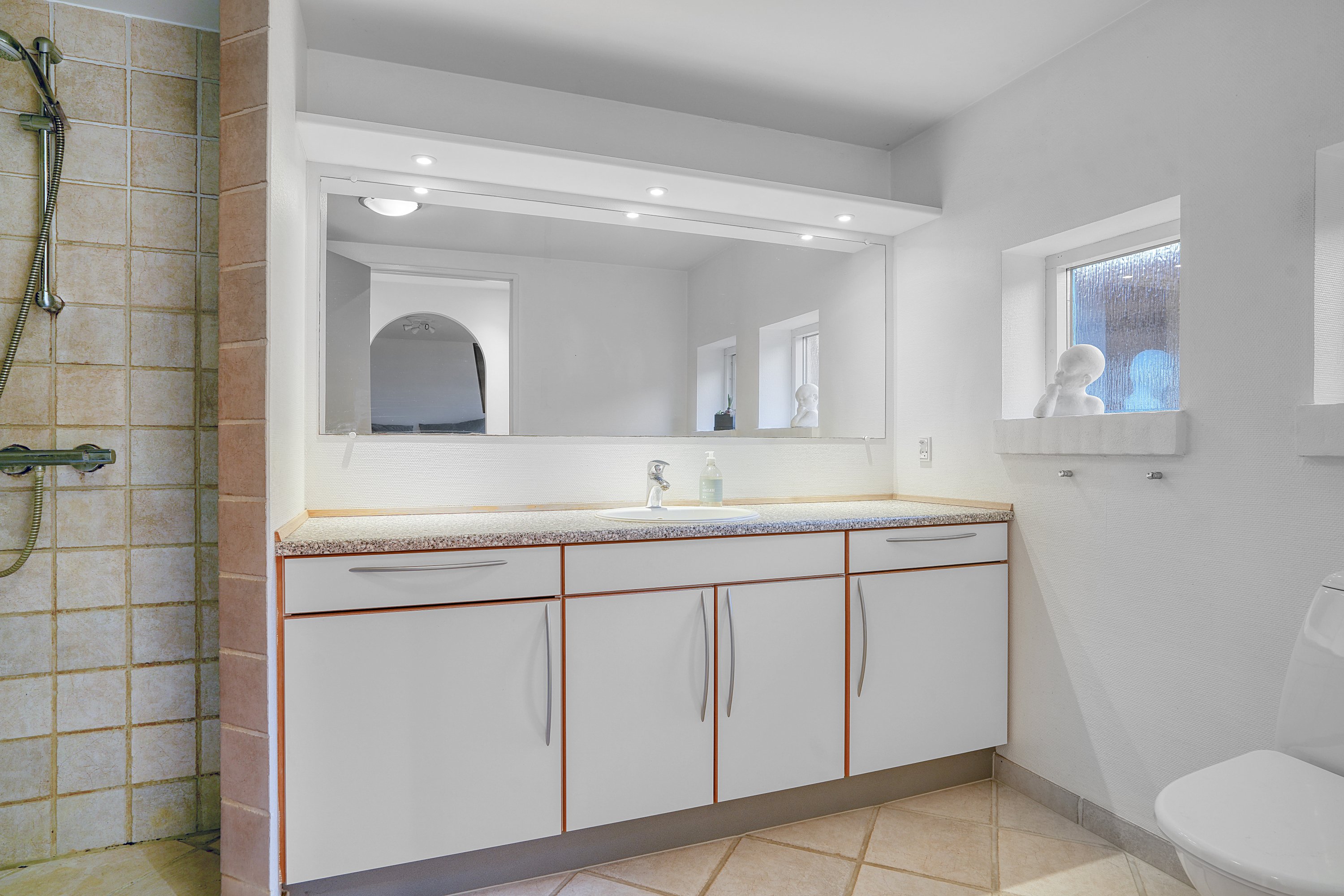 Fremhævet badeværelse billede i fuldskærmstilstand. Billede af Stjernedalen 19, 4300 Holbæk