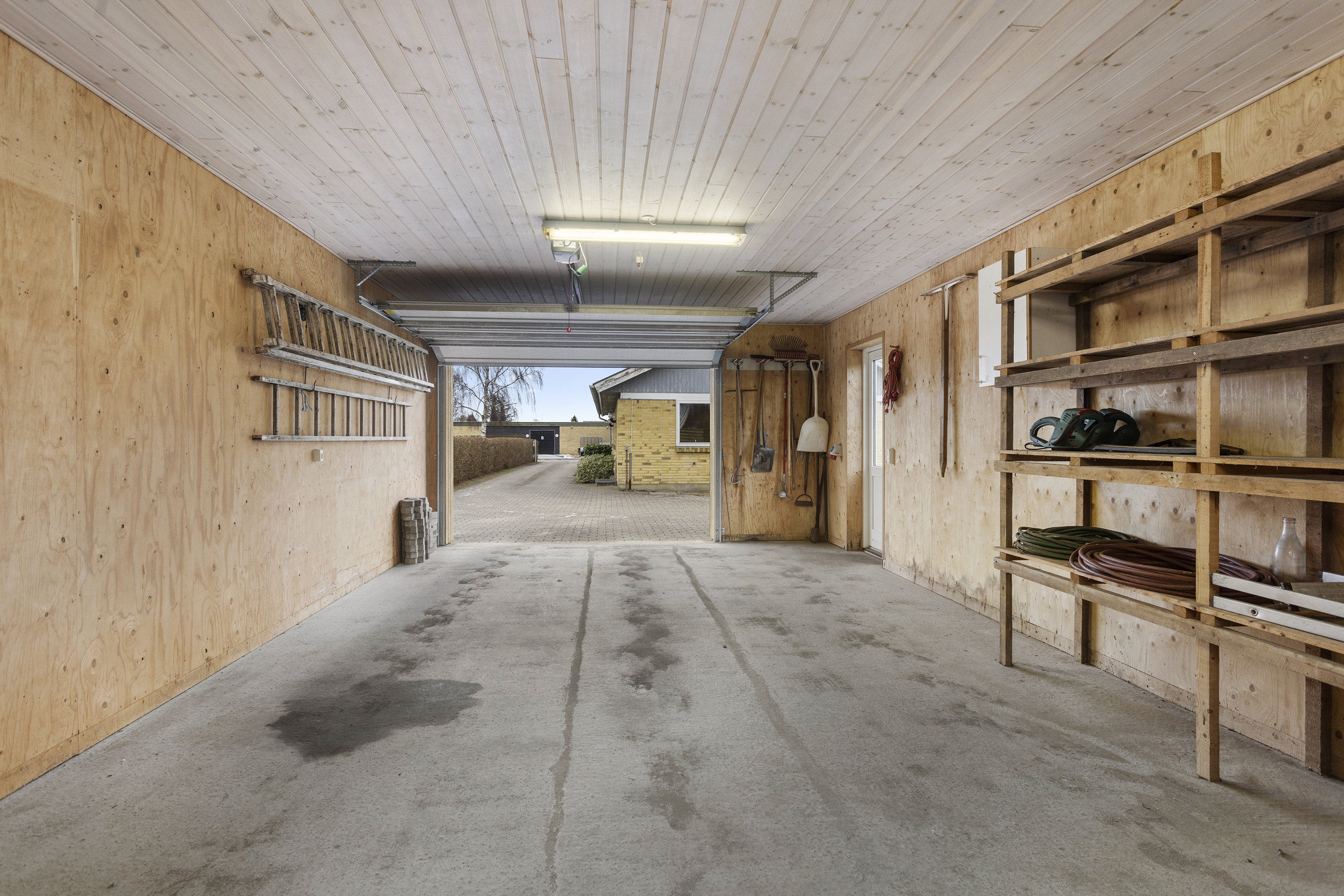 Fremhævet garage billede i fuldskærmstilstand. Billede af Toftevænget 8, 9300 Sæby