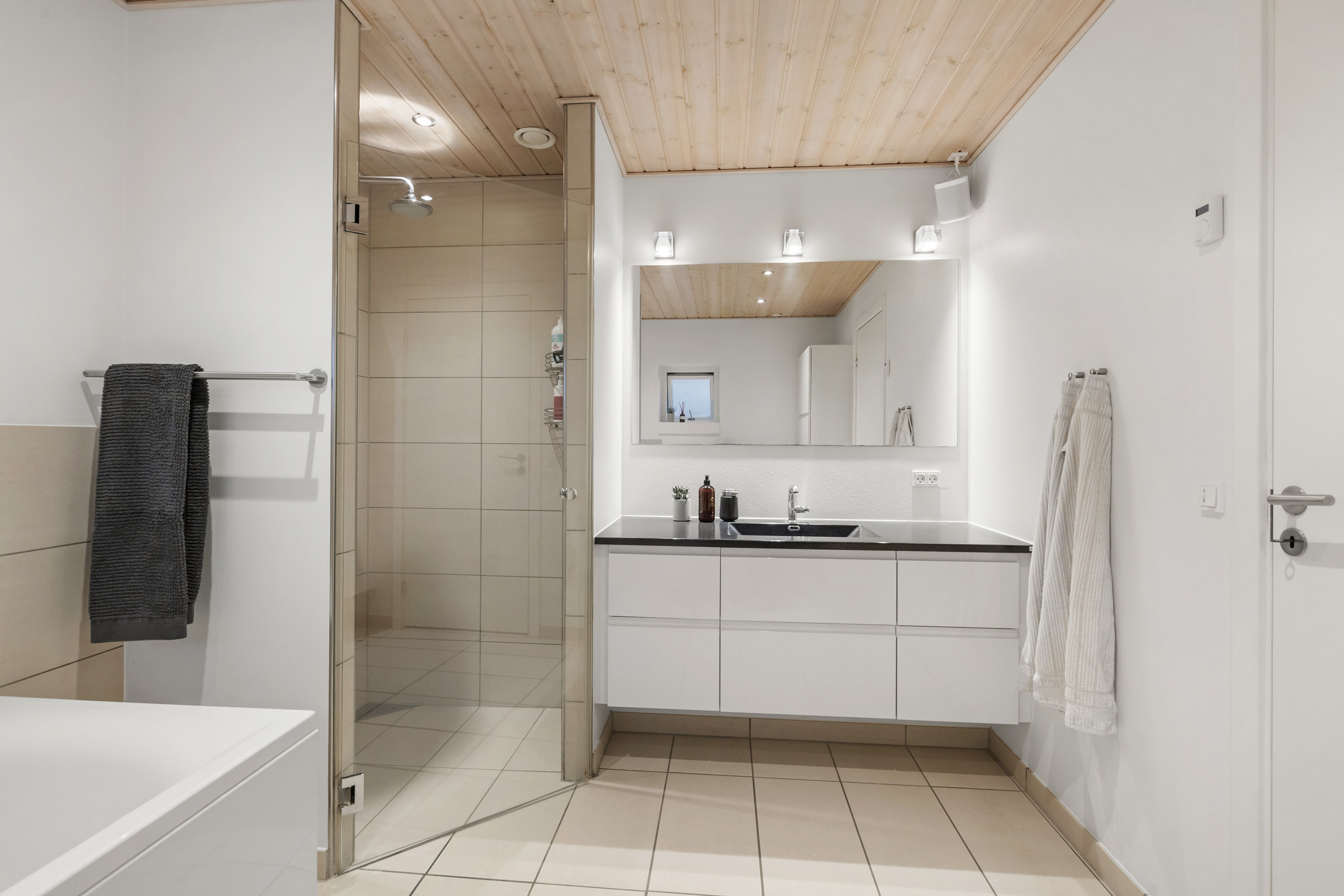 Fremhævet badeværelse billede i fuldskærmstilstand. Billede af Bispehaven 34, 9440 Aabybro