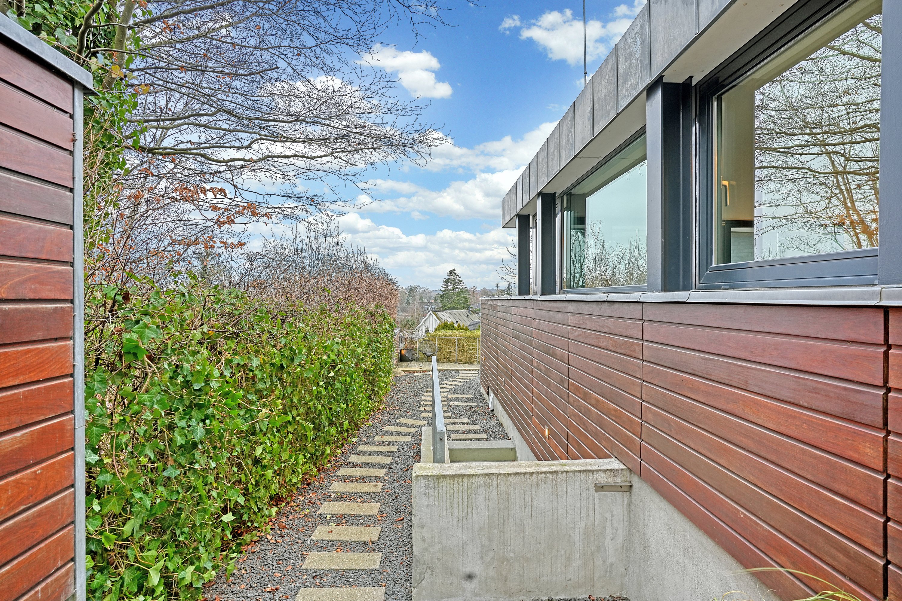 Fremhævet indkørsel billede i fuldskærmstilstand. Billede af Gammel Hareskovvej 249, Hareskov, 3500 Værløse