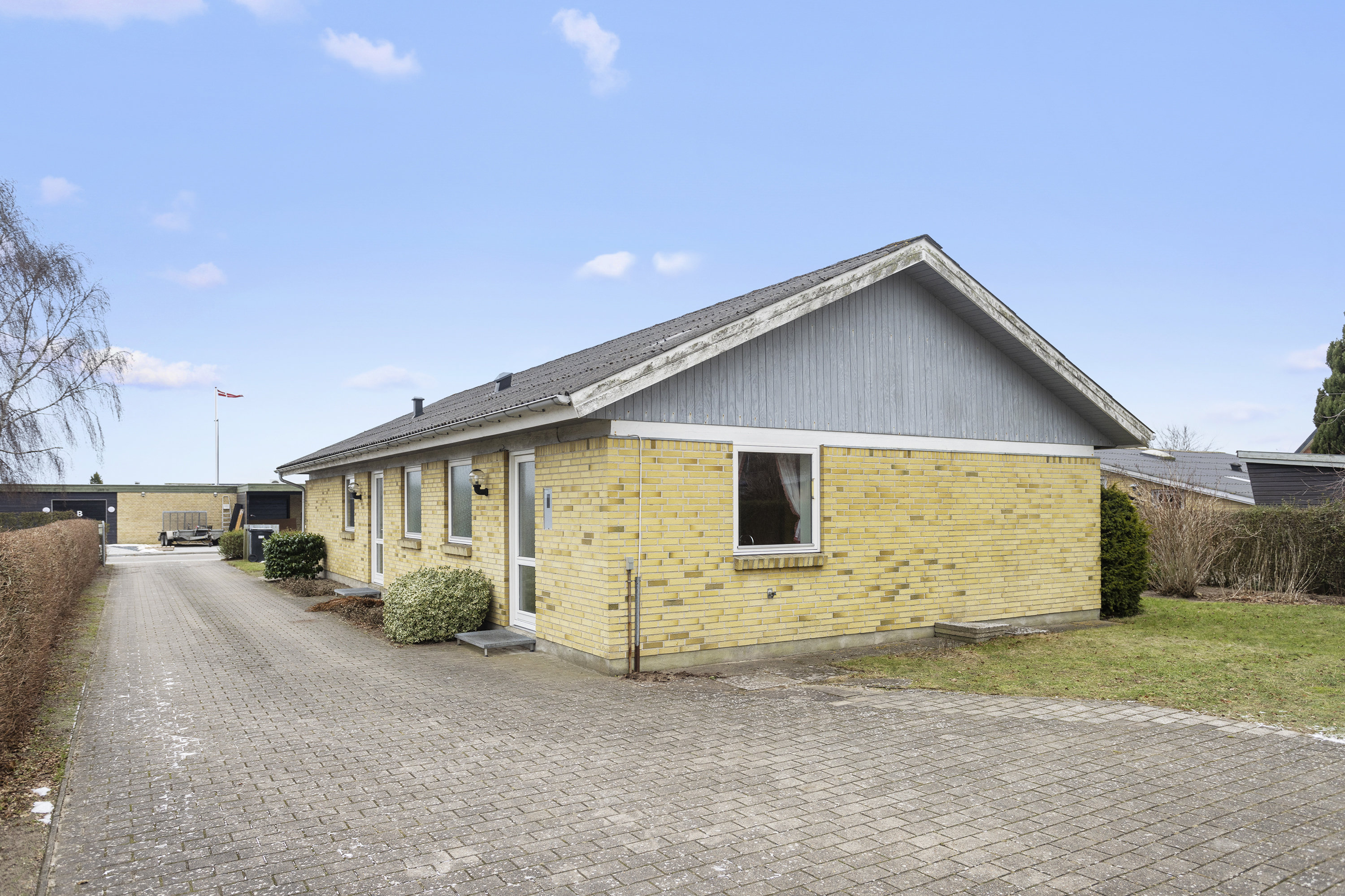 Fremhævet facade billede i fuldskærmstilstand. Billede af Toftevænget 8, 9300 Sæby