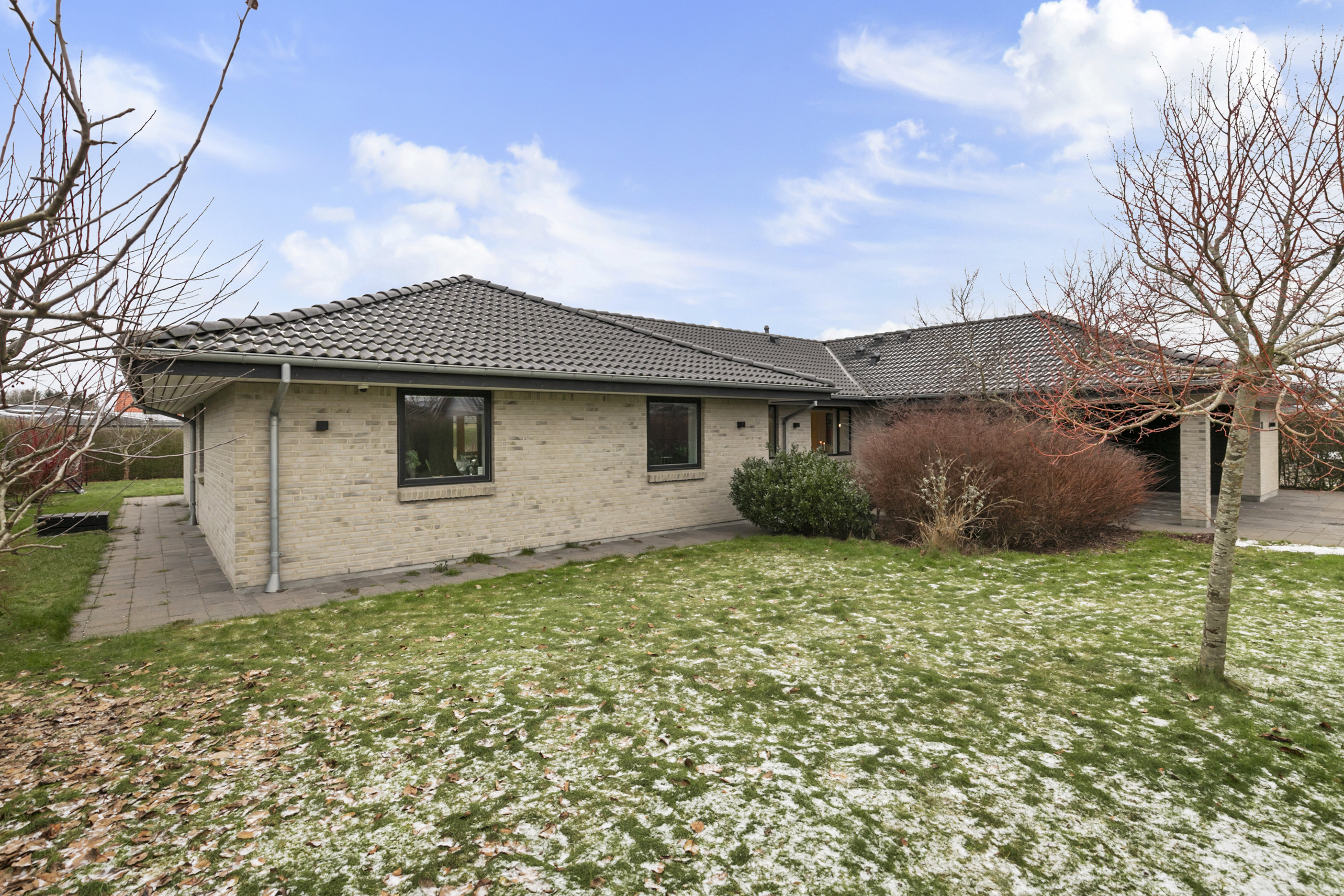 Fremhævet facade billede i fuldskærmstilstand. Billede af Bispehaven 34, 9440 Aabybro