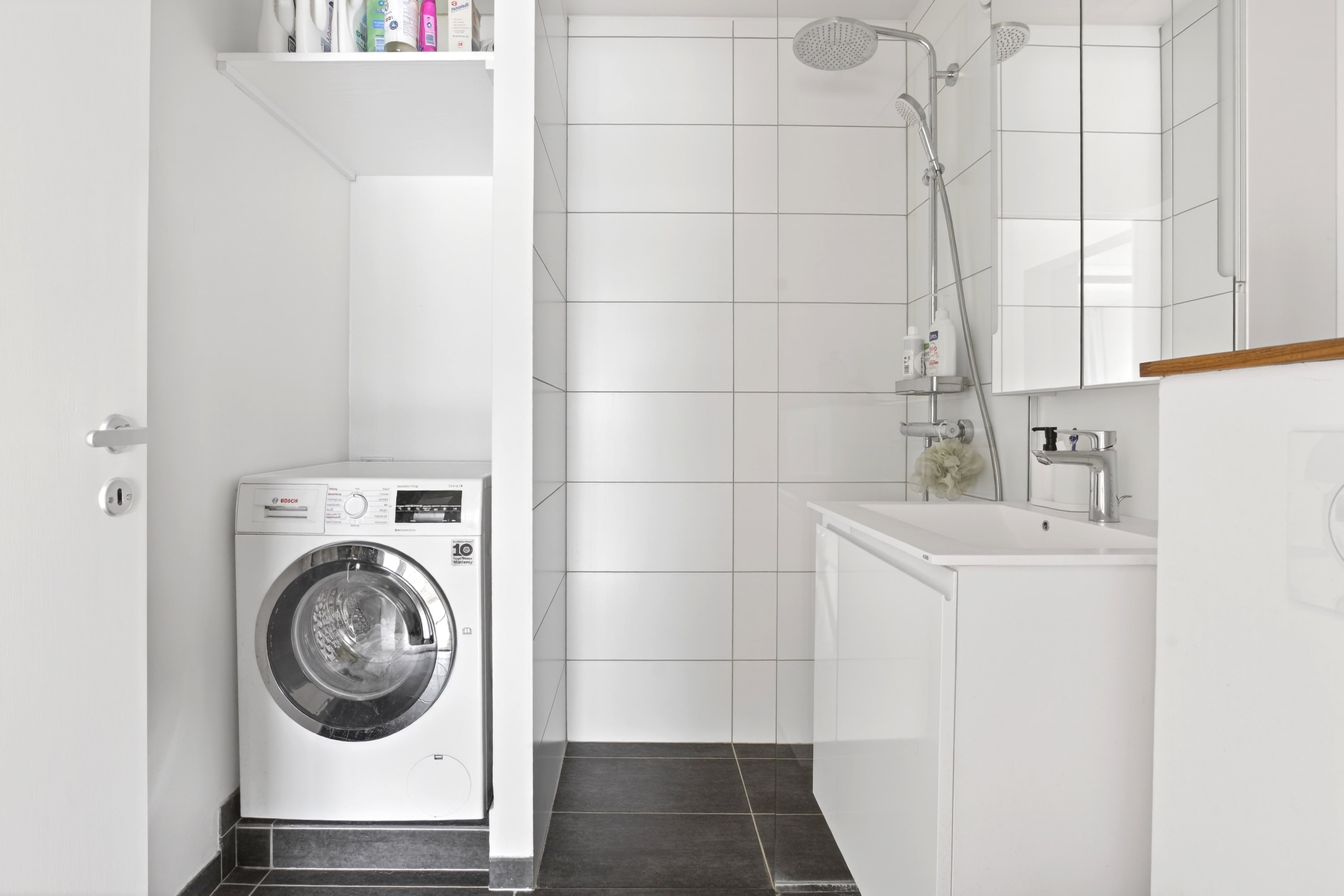 Fremhævet bad billede i fuldskærmstilstand. Billede af Blommevangen 11, 1. th., Smørumnedre, 2765 Smørum