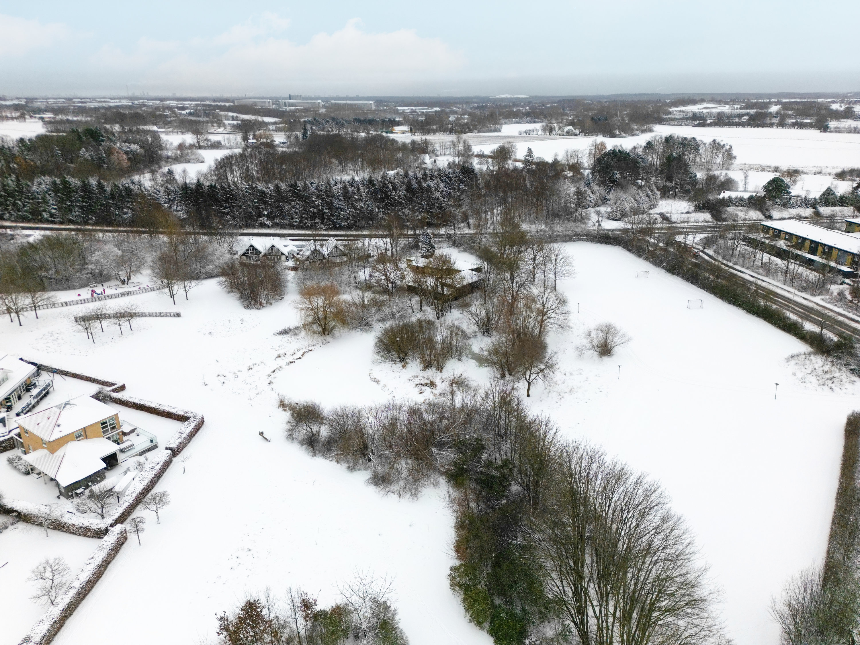 Fremhævet drone billede i fuldskærmstilstand. Billede af Blommevangen 11, 1. th., Smørumnedre, 2765 Smørum