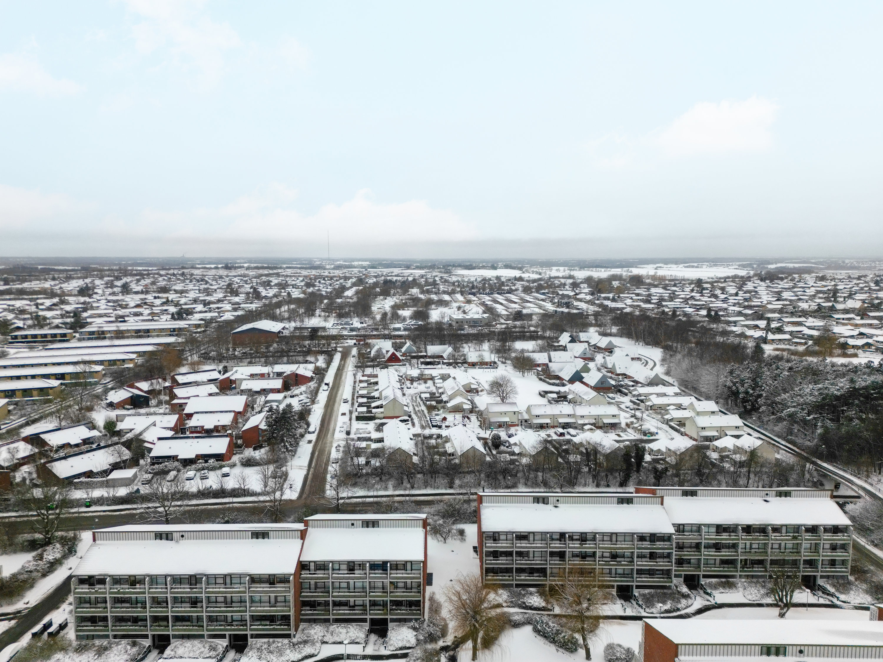 Fremhævet drone billede i fuldskærmstilstand. Billede af Blommevangen 11, 1. th., Smørumnedre, 2765 Smørum