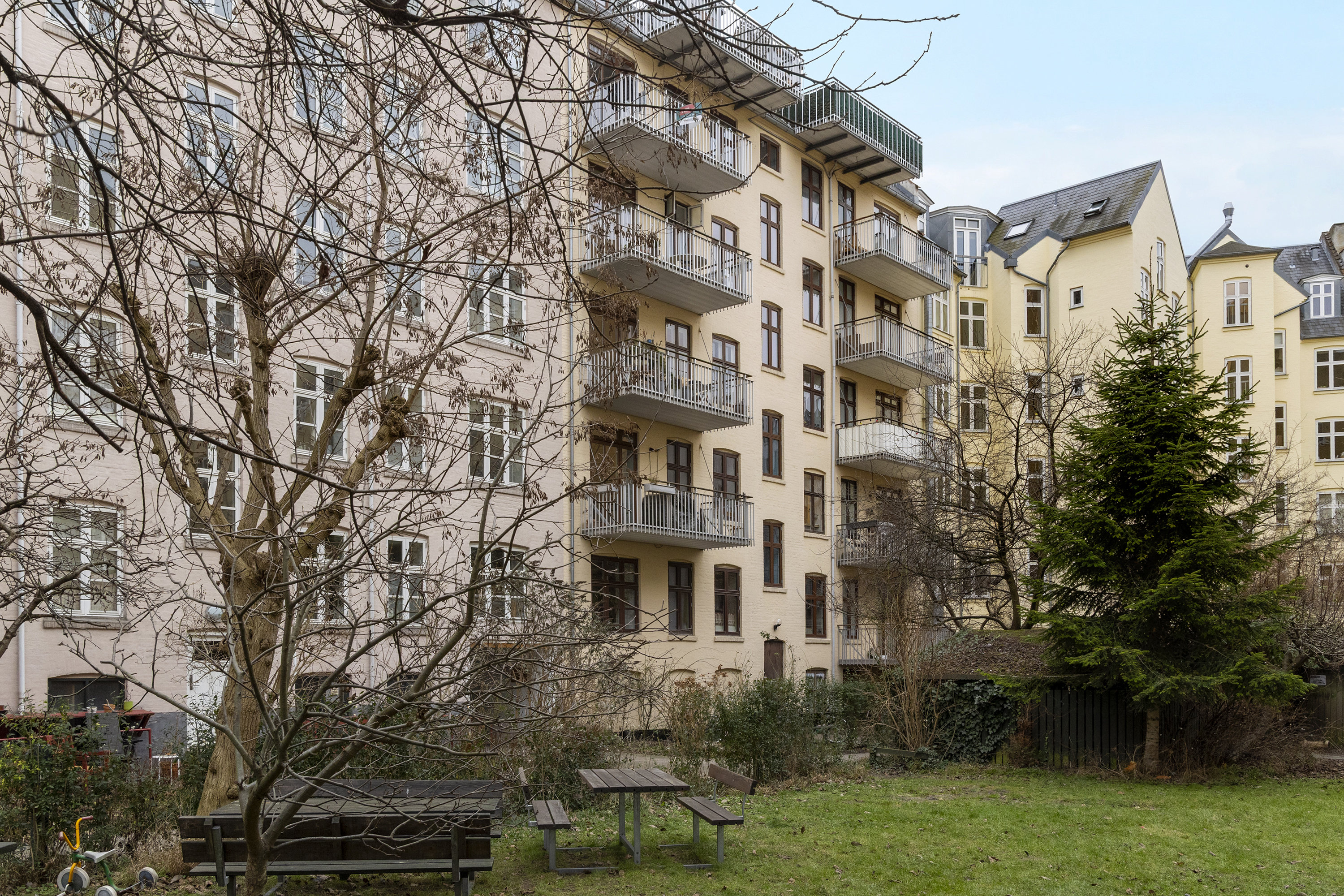 Fremhævet bag facade billede i fuldskærmstilstand. Billede af Oehlenschlægersgade 48, 1. th., 1663 København V