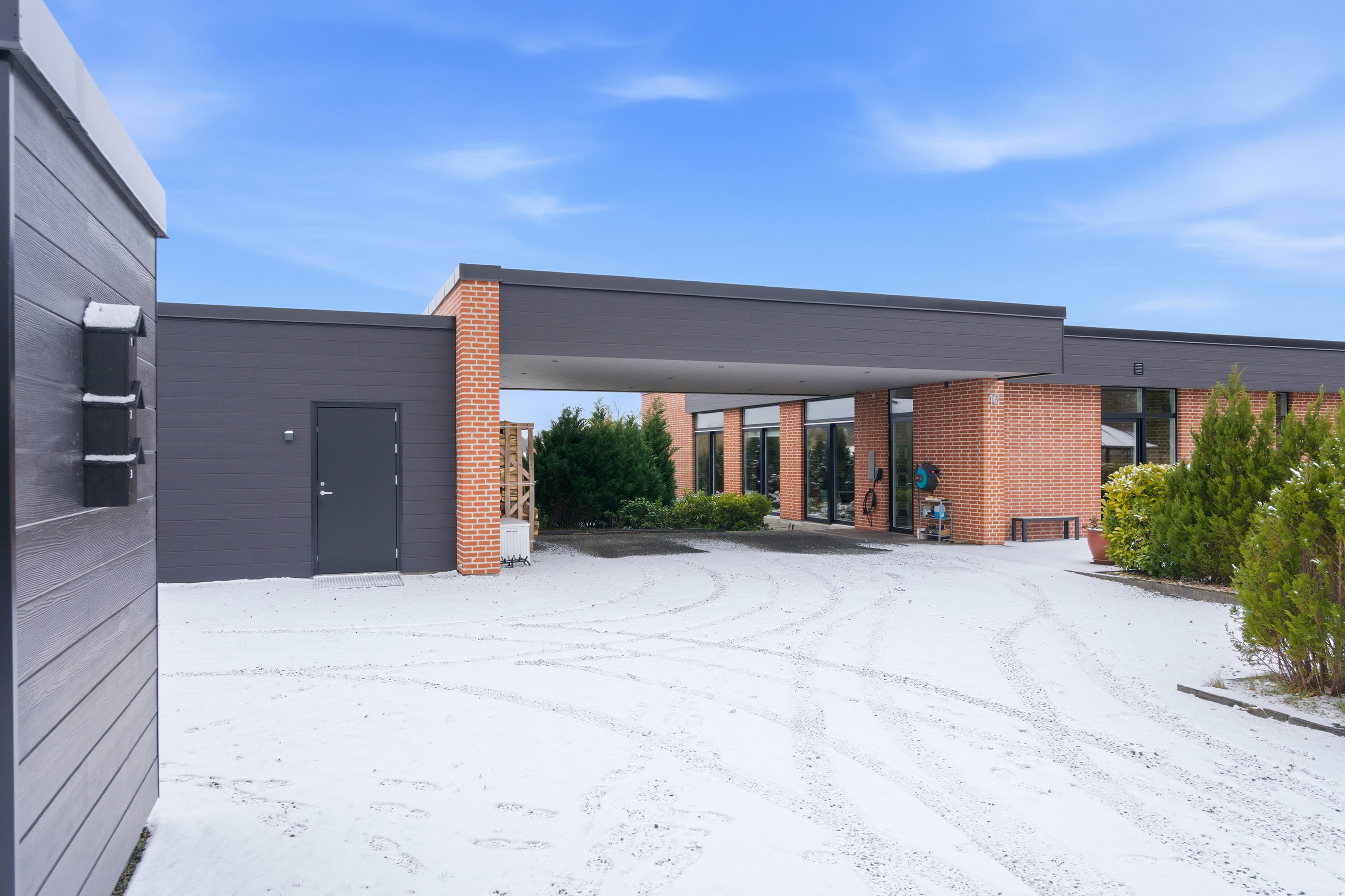 Fremhævet facade billede i fuldskærmstilstand. Billede af Overtvedvej 16, Allesø, 5270 Odense N