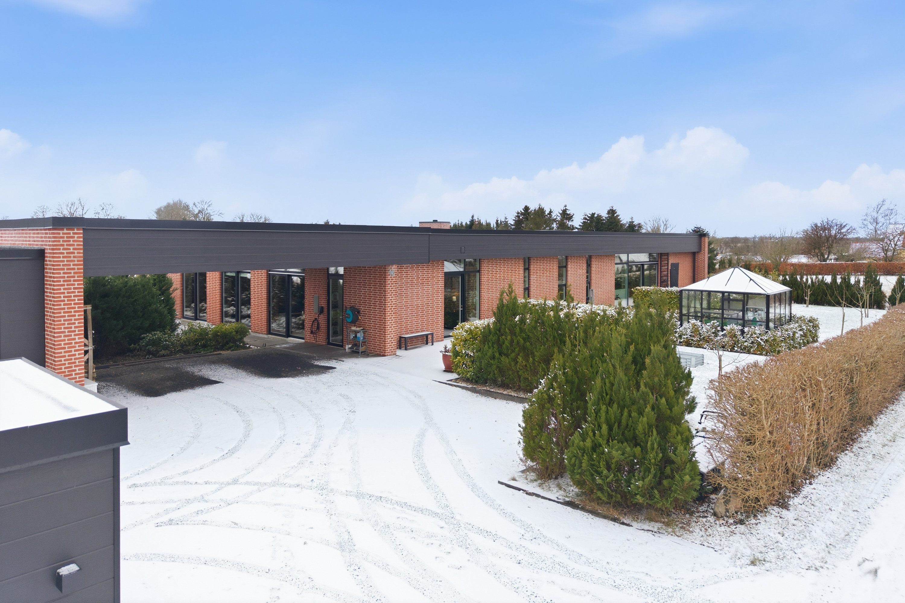 Fremhævet facade billede i fuldskærmstilstand. Billede af Overtvedvej 16, Allesø, 5270 Odense N