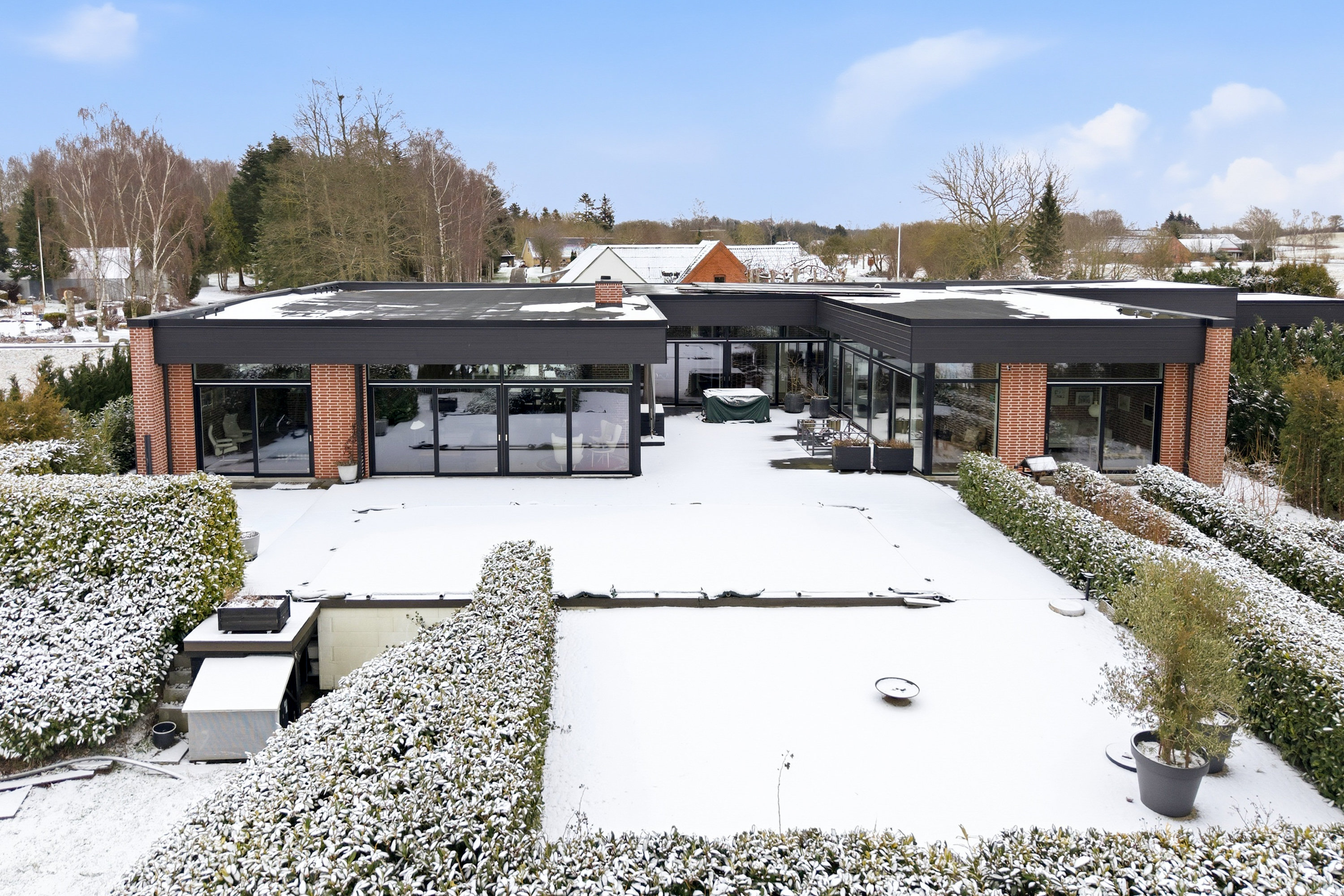 Fremhævet facade billede i fuldskærmstilstand. Billede af Overtvedvej 16, Allesø, 5270 Odense N