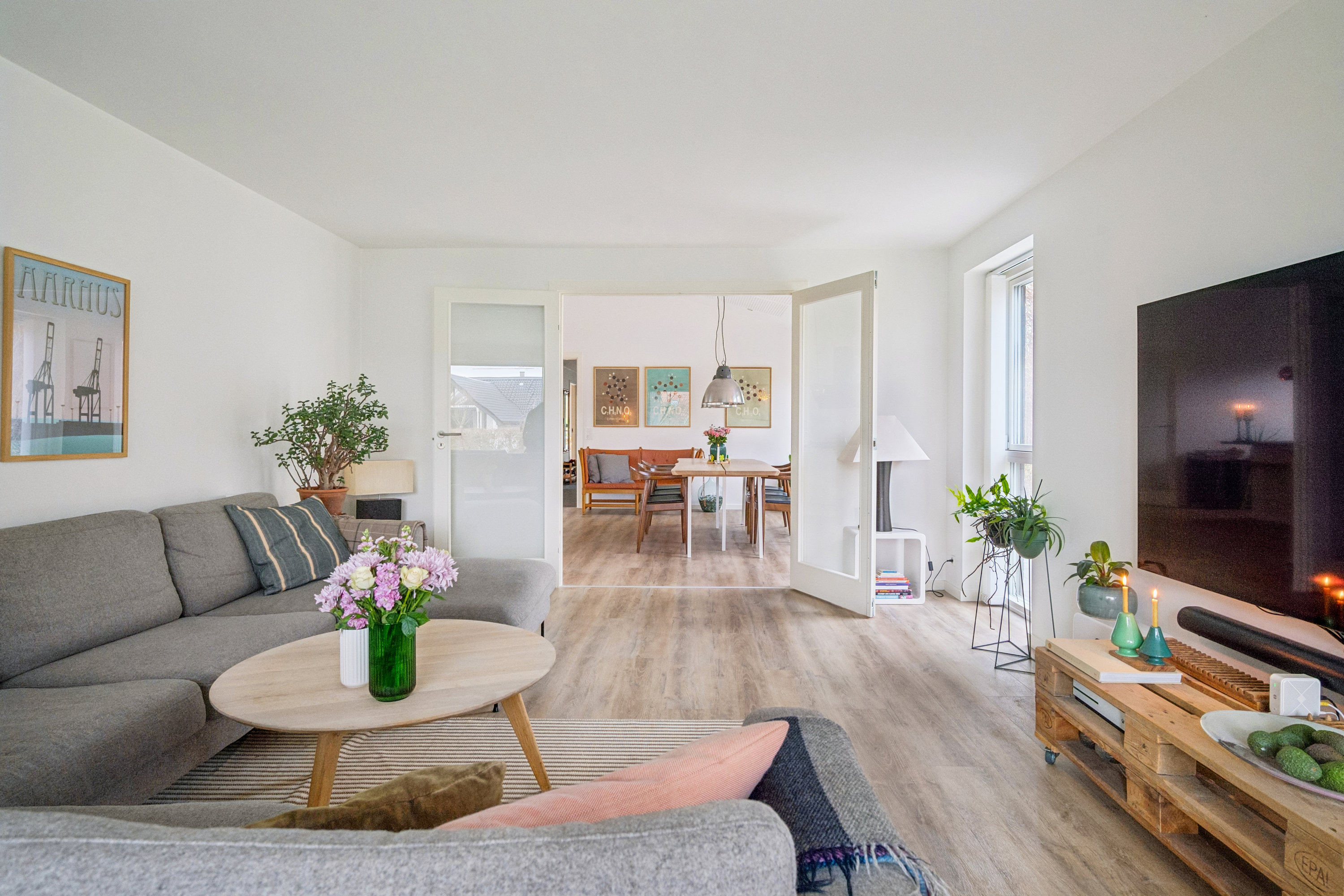 Fremhævet stue billede i fuldskærmstilstand. Billede af Firkløvervej 17, 8240 Risskov