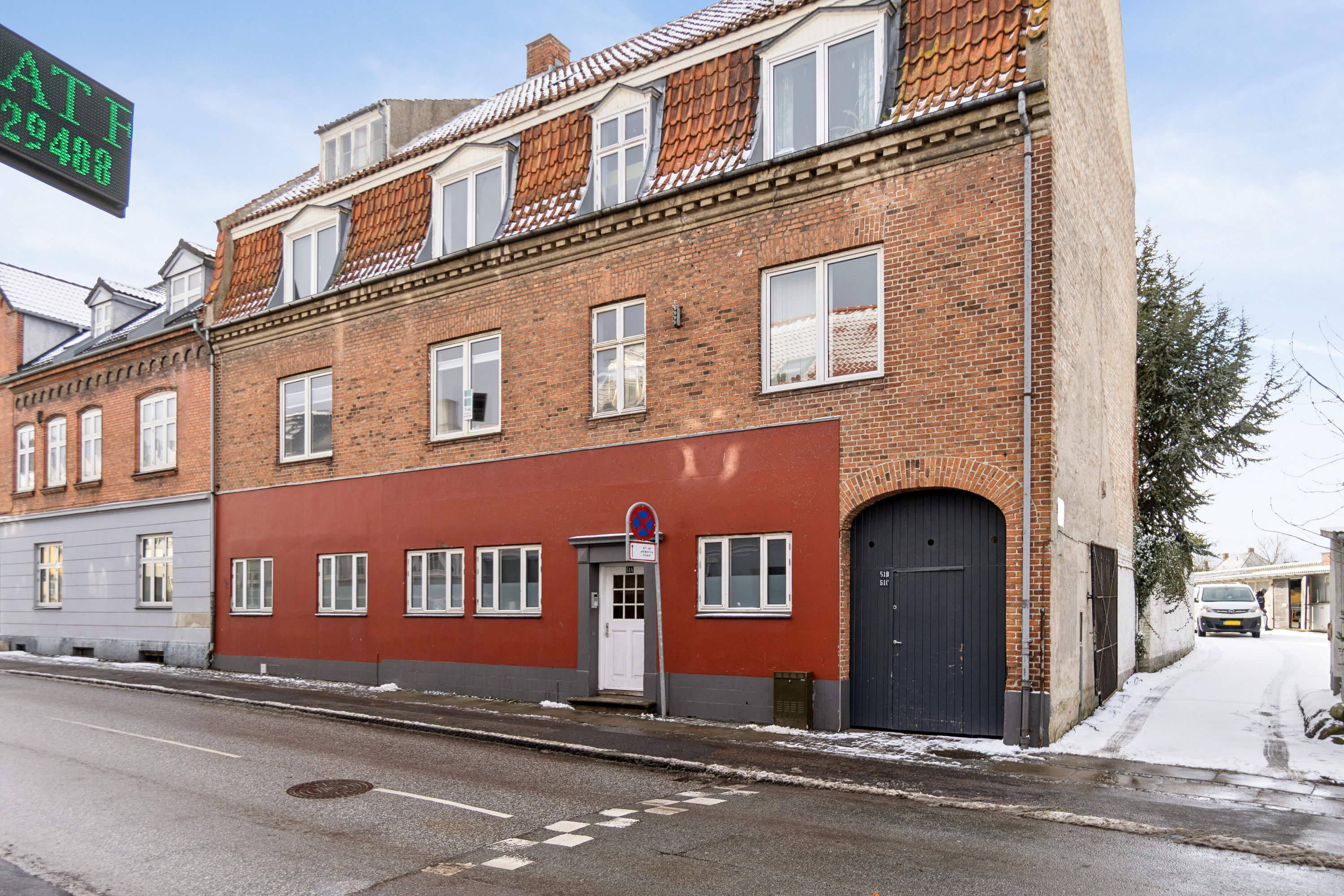 Fremhævet set fra vejen billede i fuldskærmstilstand. Billede af Løvegade 51A, 1. tv., 4200 Slagelse