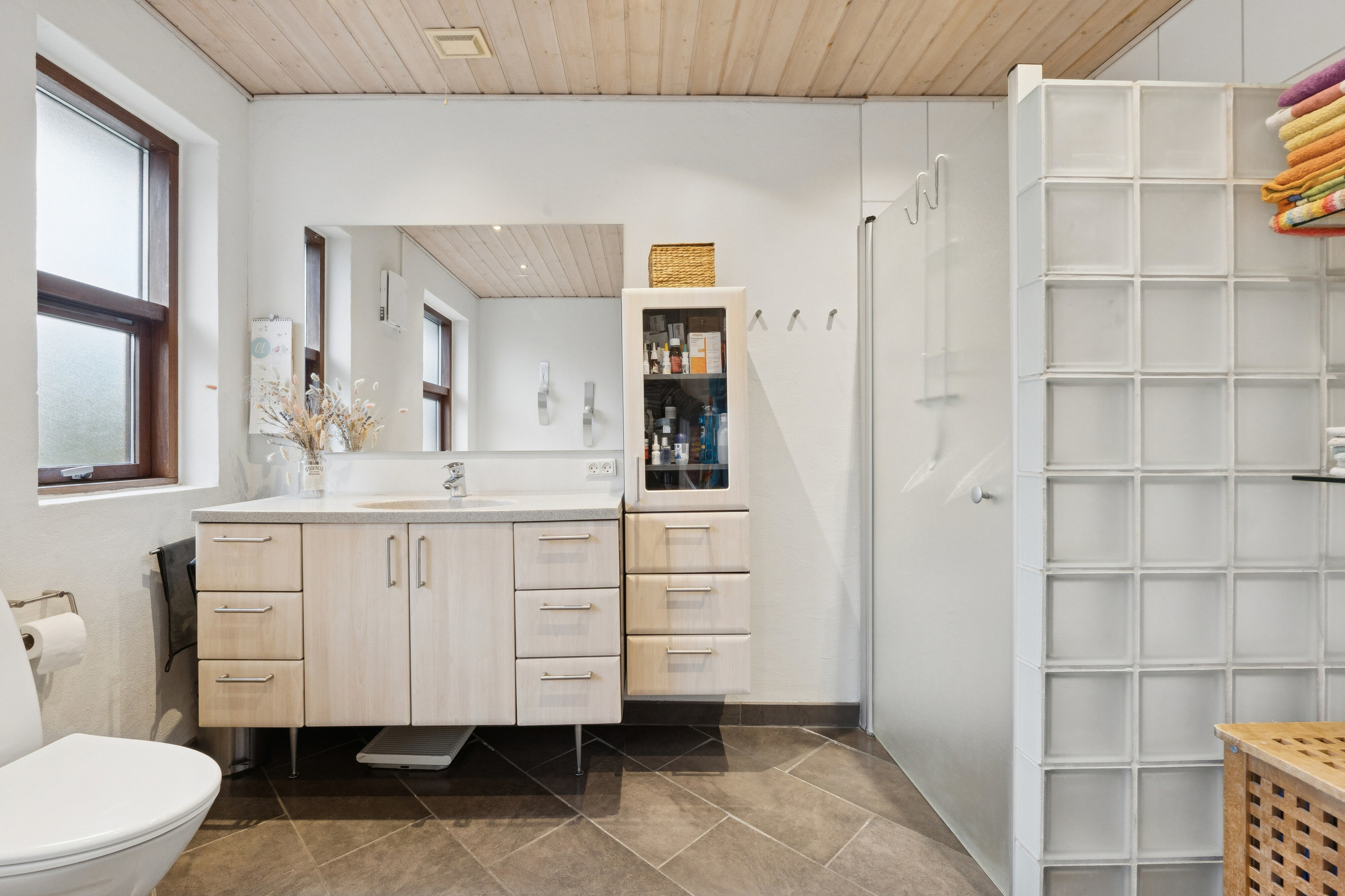 Fremhævet badeværelse billede i fuldskærmstilstand. Billede af Uglesøvej 3D, 8600 Silkeborg