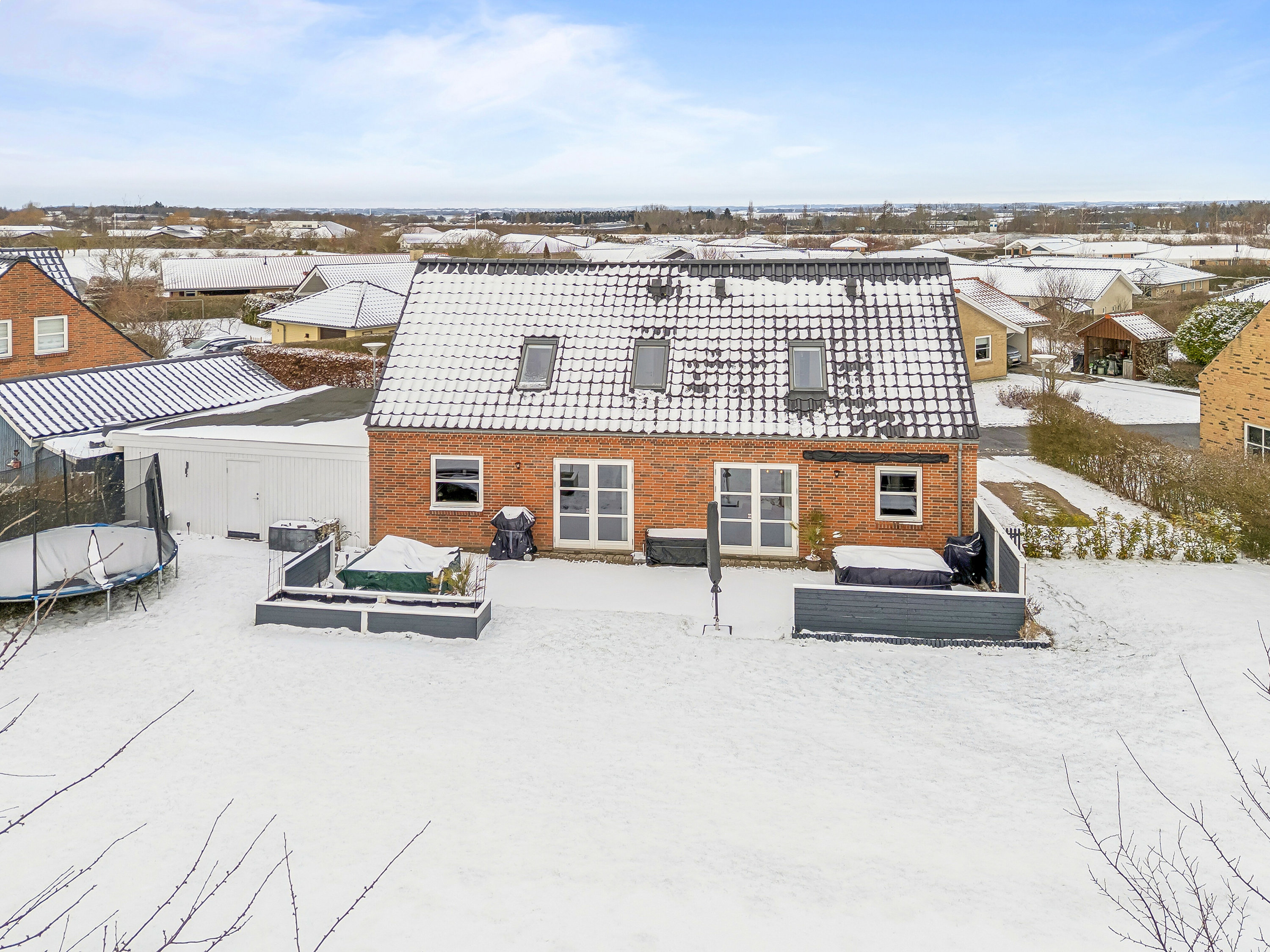 Fremhævet set fra haven billede i fuldskærmstilstand. Billede af Saturnvej 24, 4200 Slagelse