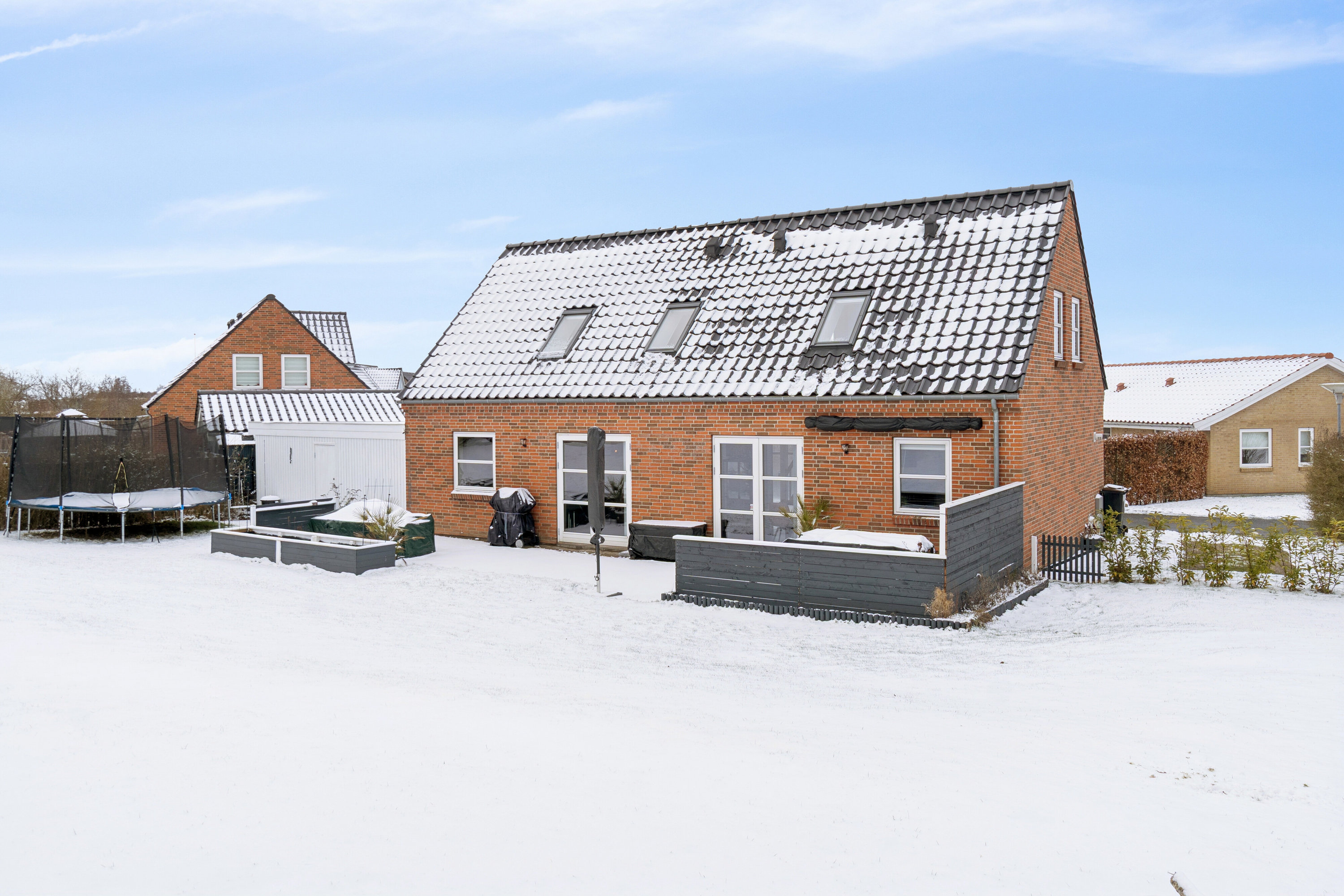 Fremhævet set fra haven billede i fuldskærmstilstand. Billede af Saturnvej 24, 4200 Slagelse