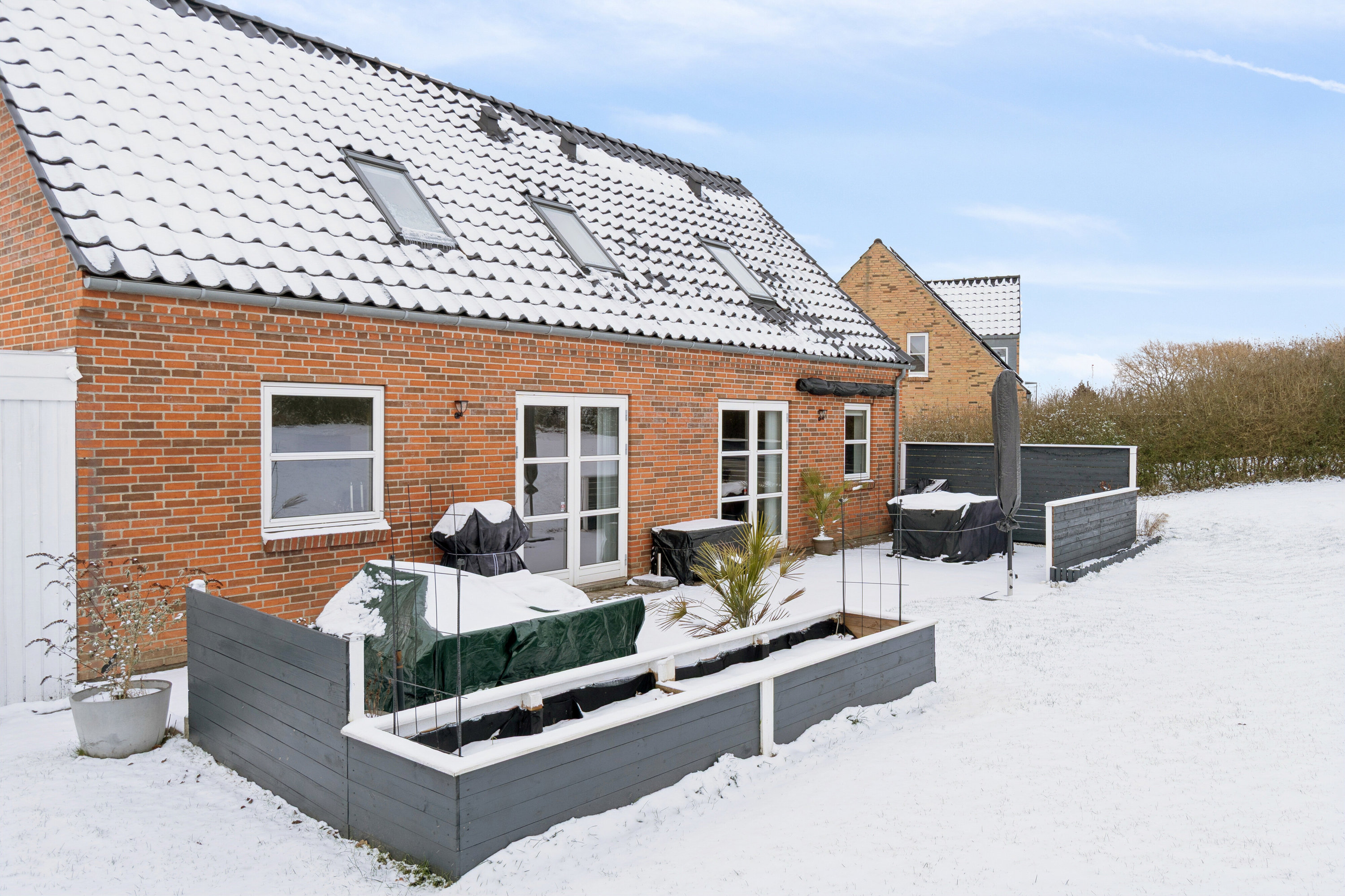 Fremhævet set fra haven billede i fuldskærmstilstand. Billede af Saturnvej 24, 4200 Slagelse