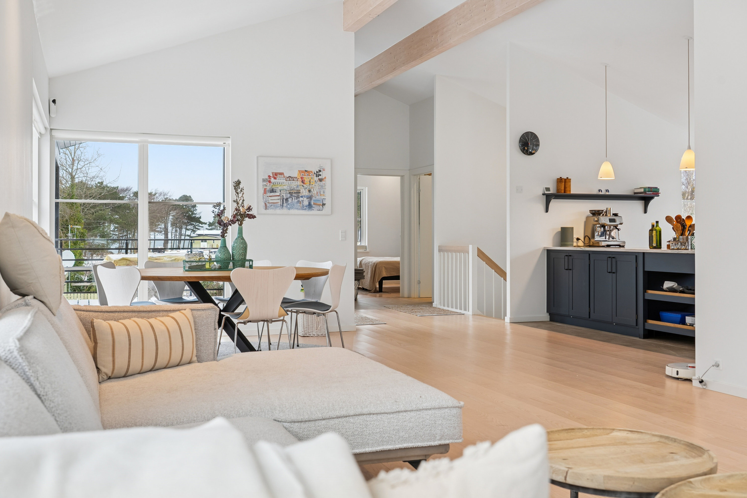 Fremhævet stue billede i fuldskærmstilstand. Billede af Solskrænten 1, Strand Esbønderup, 3250 Gilleleje