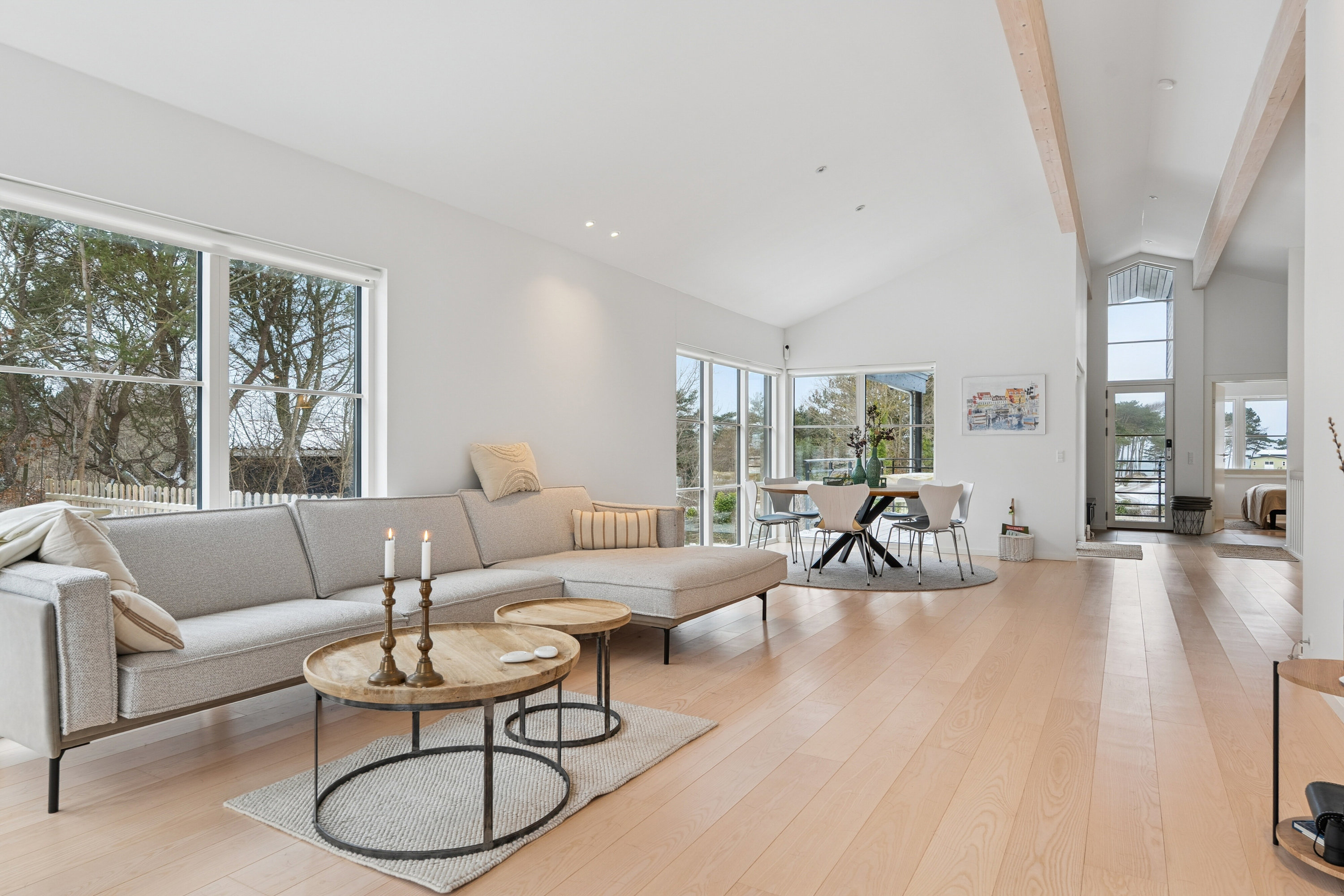 Fremhævet stue billede i fuldskærmstilstand. Billede af Solskrænten 1, Strand Esbønderup, 3250 Gilleleje