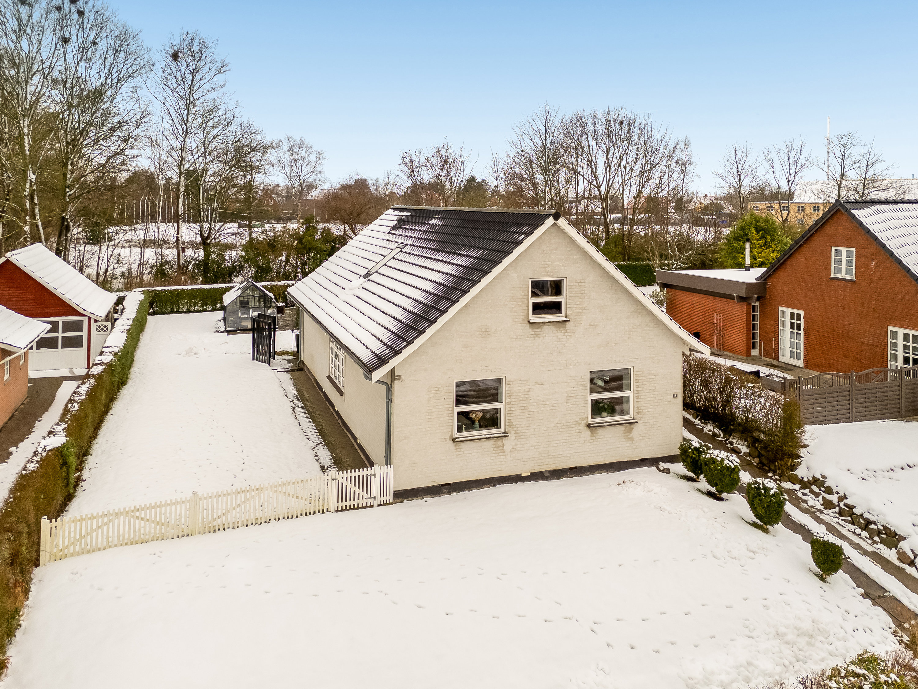 Fremhævet facade billede i fuldskærmstilstand. Billede af Monrads Vej 5, 4930 Maribo