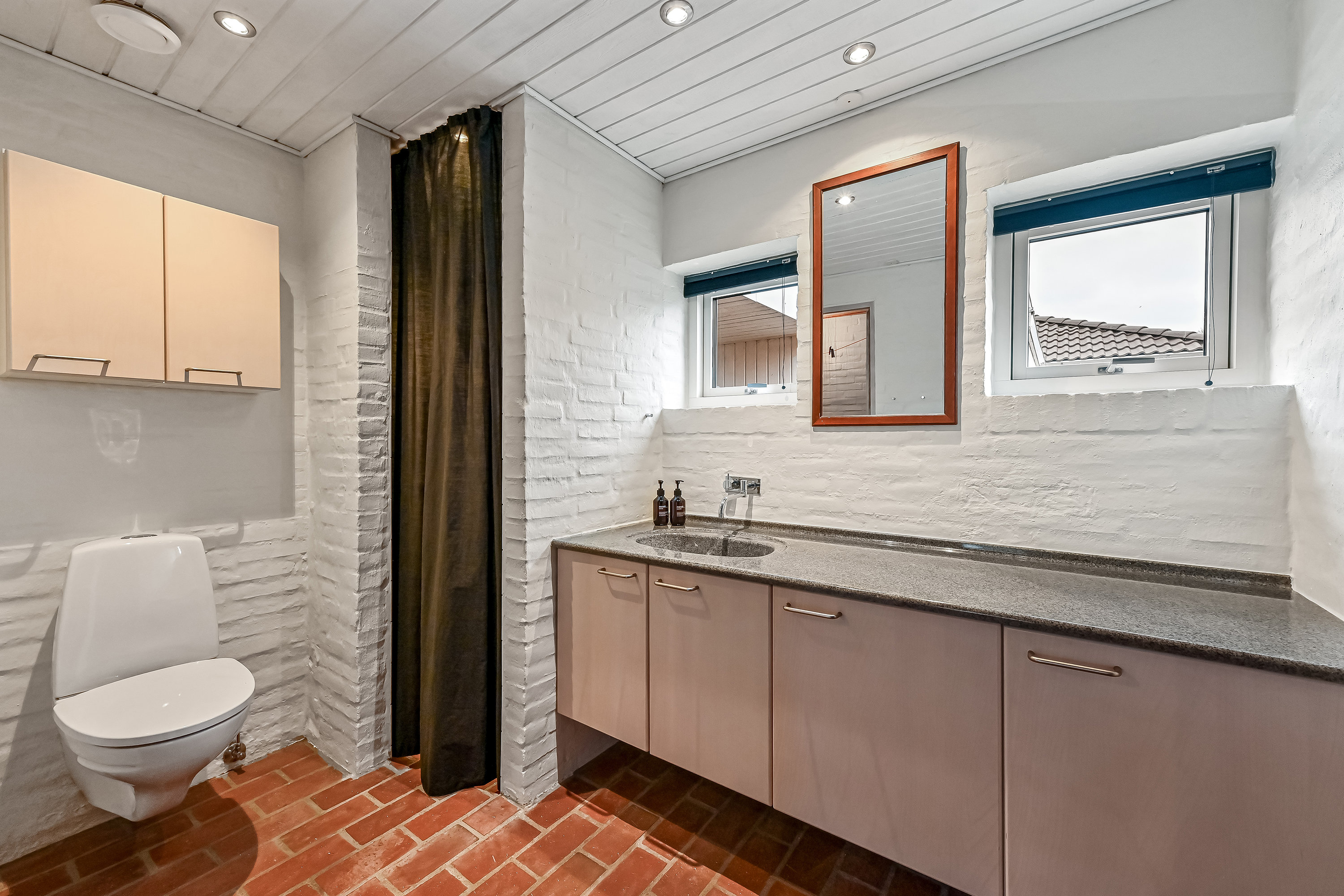 Fremhævet badeværelse billede i fuldskærmstilstand. Billede af Præstegårdvænget 19, 7451 Sunds