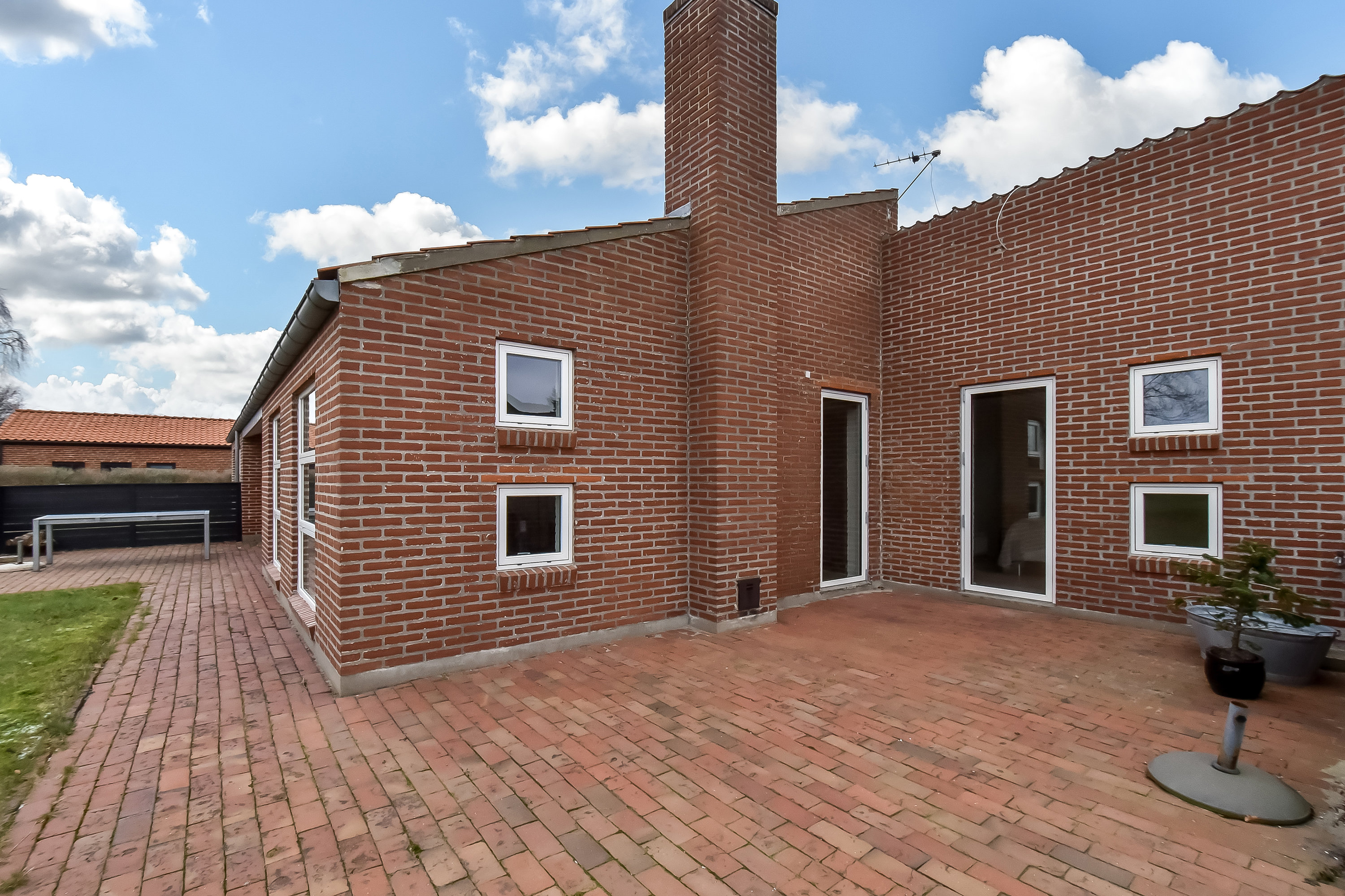 Fremhævet terrasse billede i fuldskærmstilstand. Billede af Præstegårdvænget 19, 7451 Sunds