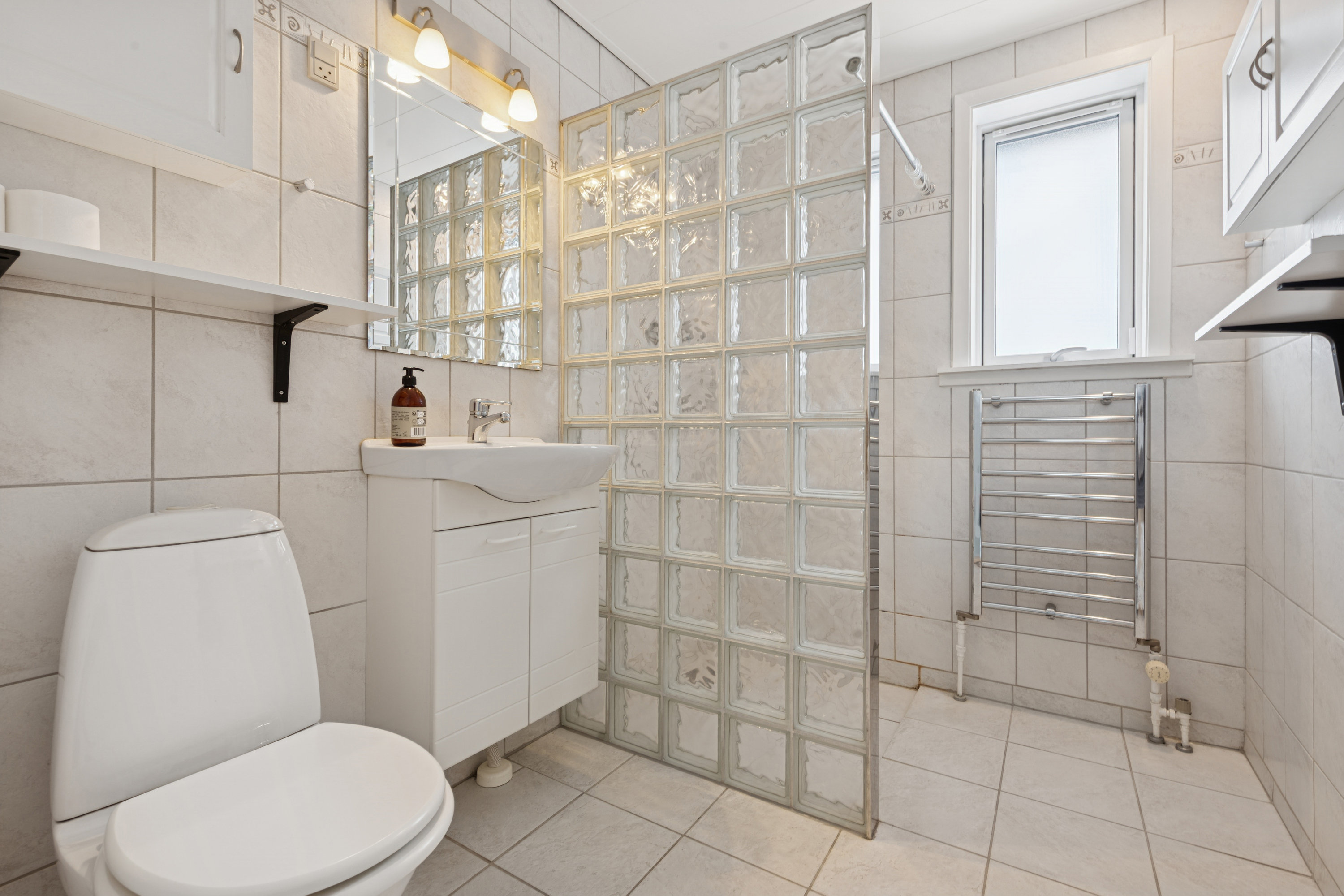 Fremhævet badeværelse billede i fuldskærmstilstand. Billede af Grønnegården 317, 2670 Greve