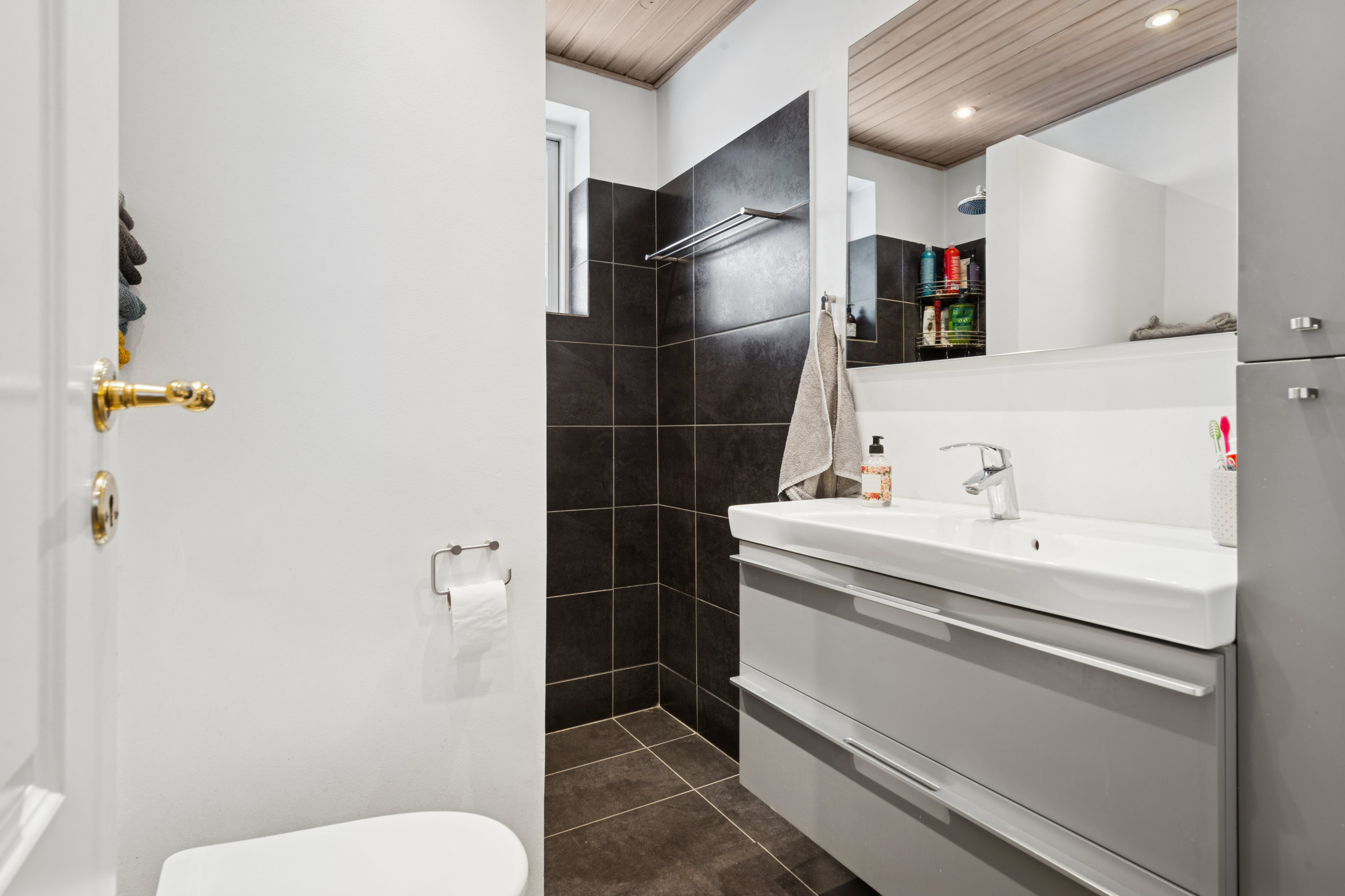 Fremhævet badeværelse billede i fuldskærmstilstand. Billede af Hinbjerg 137, 2690 Karlslunde