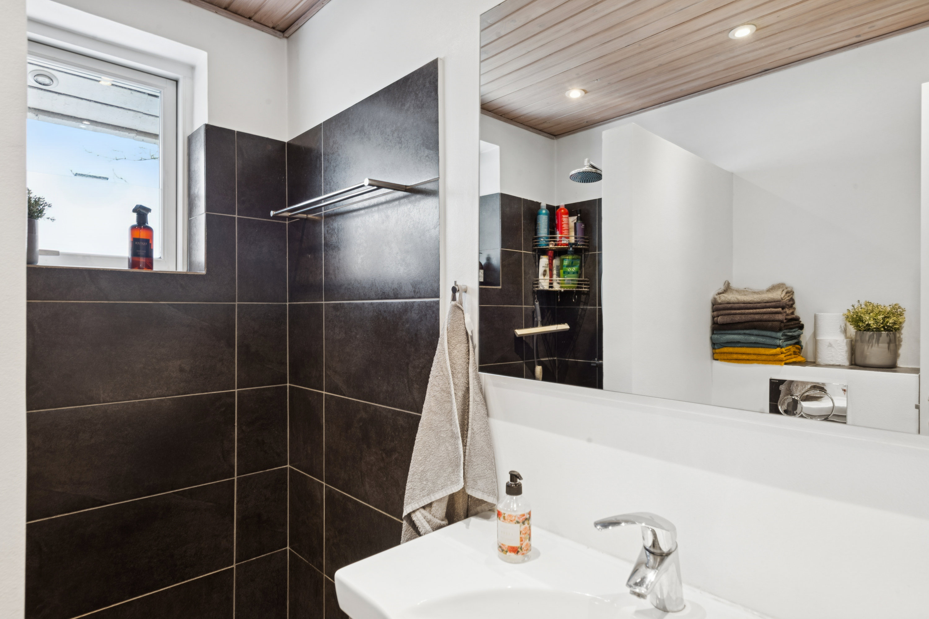 Fremhævet badeværelse billede i fuldskærmstilstand. Billede af Hinbjerg 137, 2690 Karlslunde