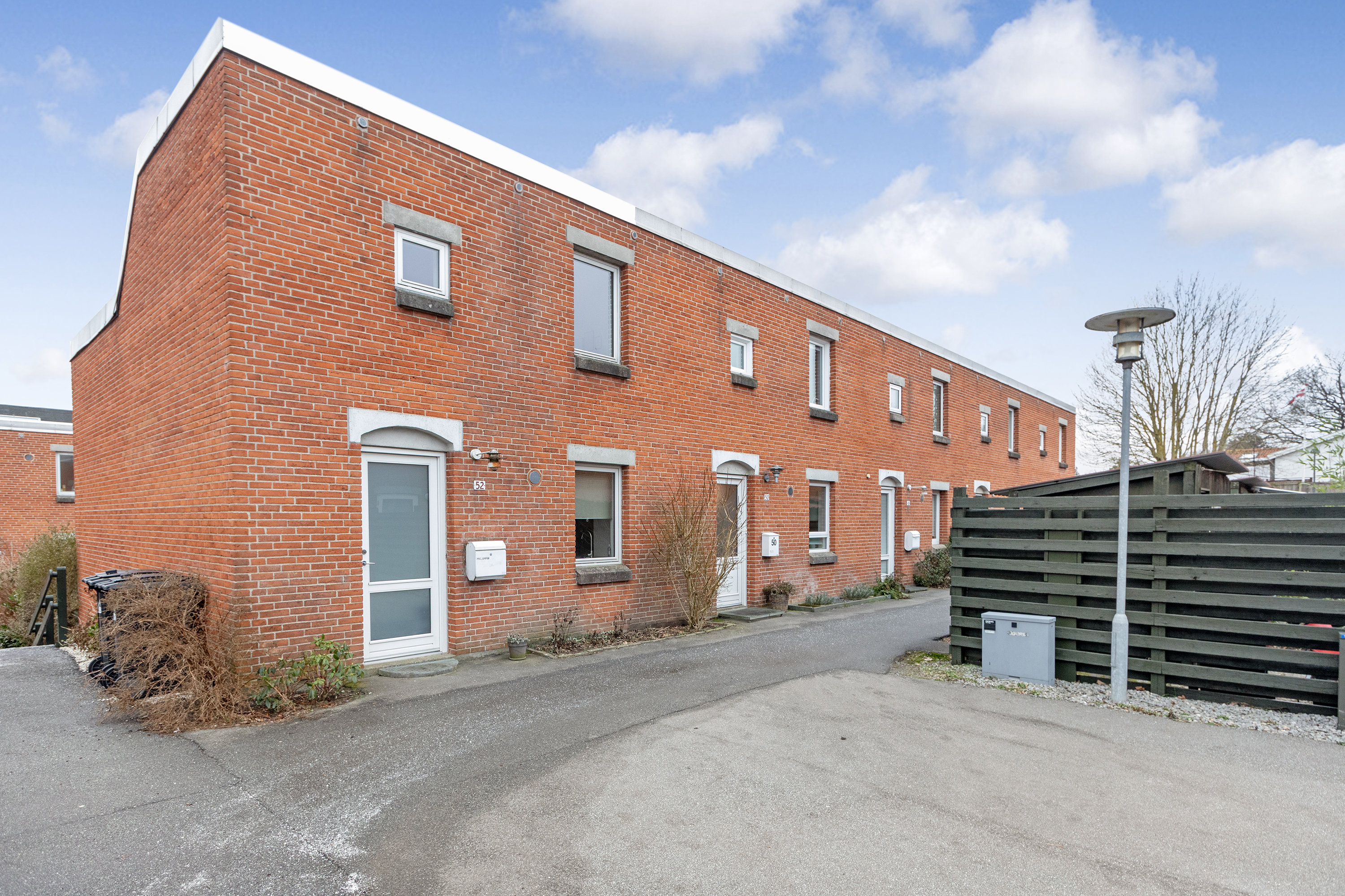 Miniaturebillede 1: set fra vejen. Billede af Kildestrædet 50, 2740 Skovlunde