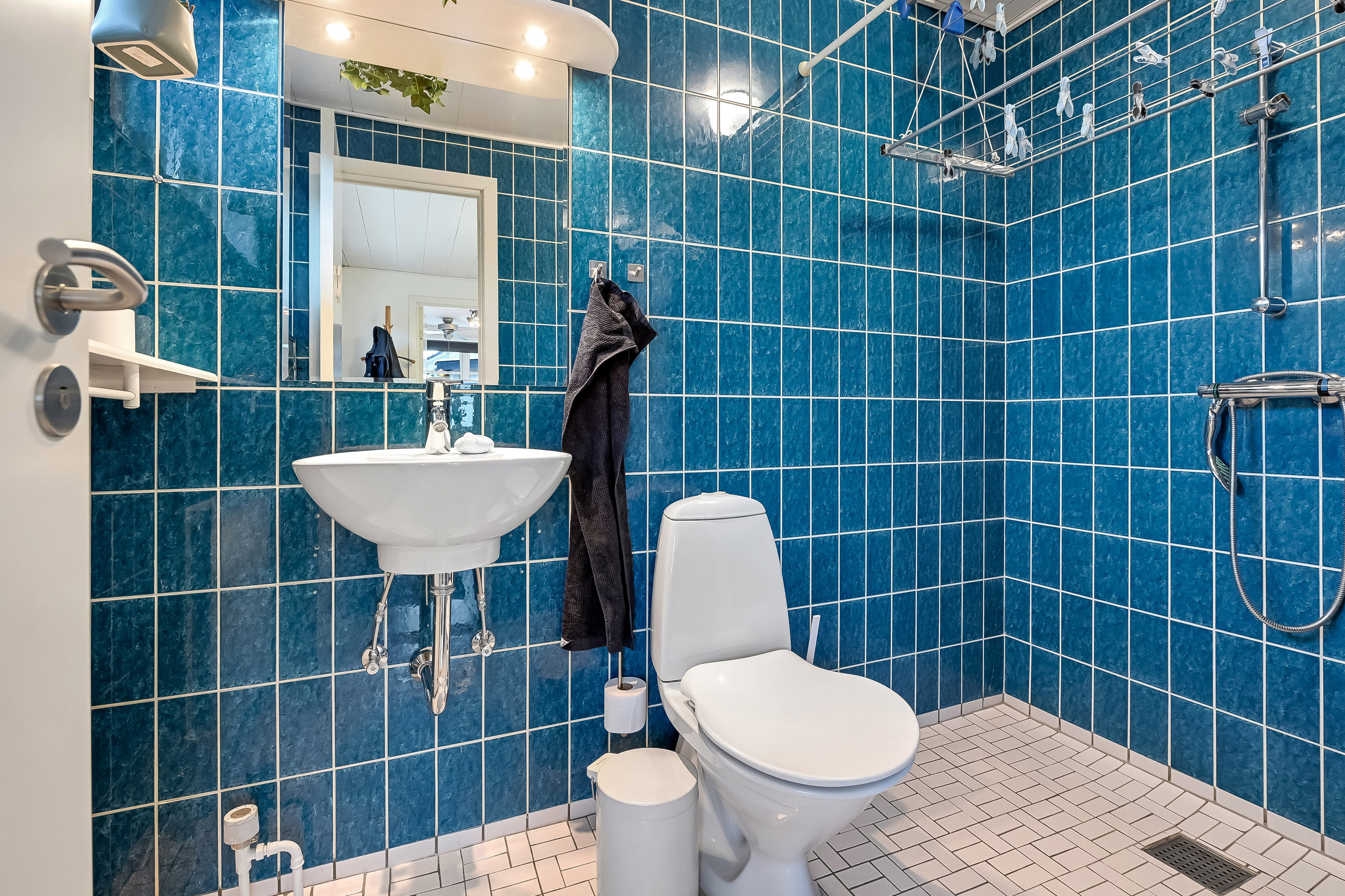 Fremhævet toilet billede i fuldskærmstilstand. Billede af Rønnevej 2, 6710 Esbjerg V