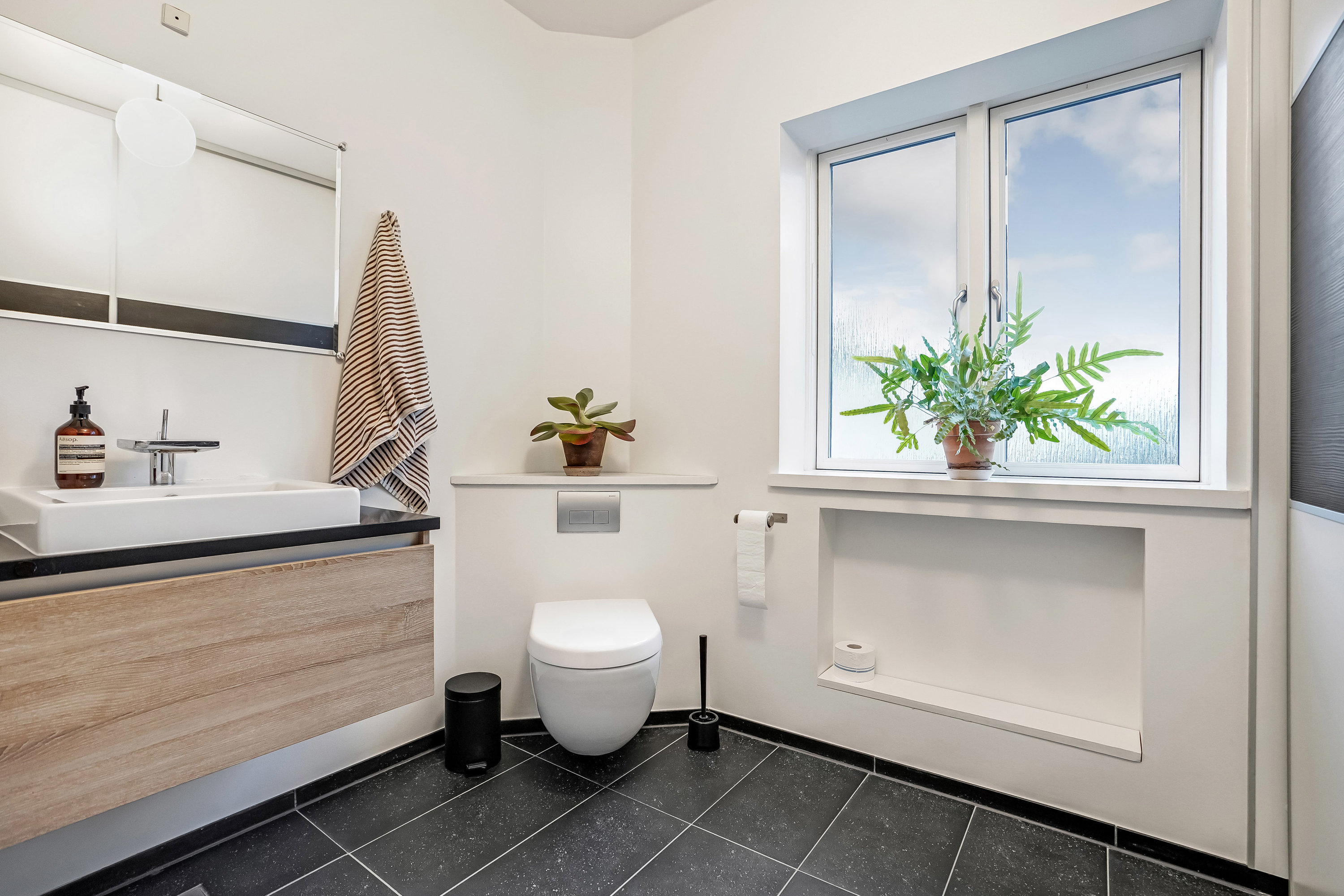 Fremhævet toilet billede i fuldskærmstilstand. Billede af Ingemannsvej 24, 5230 Odense M