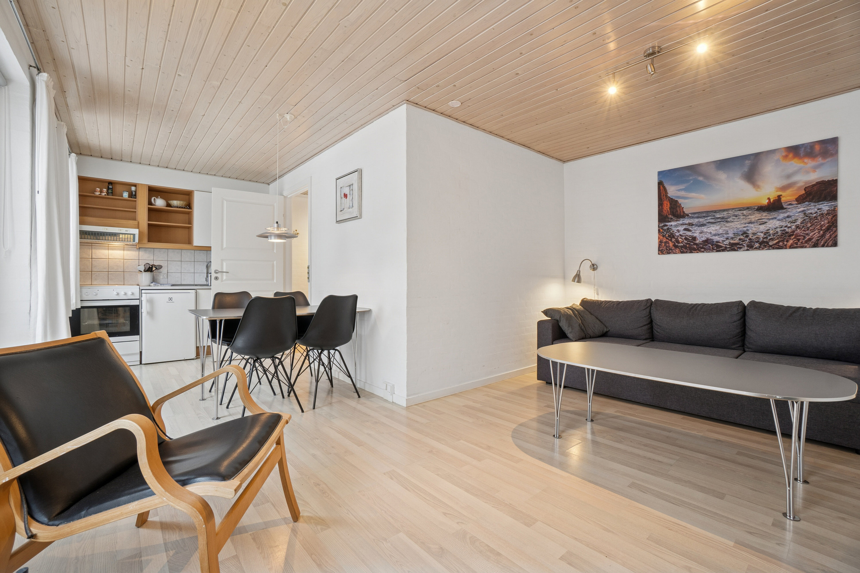 Fremhævet stue billede i fuldskærmstilstand. Billede af Genvej 4, 80., Allinge, 3770 Allinge