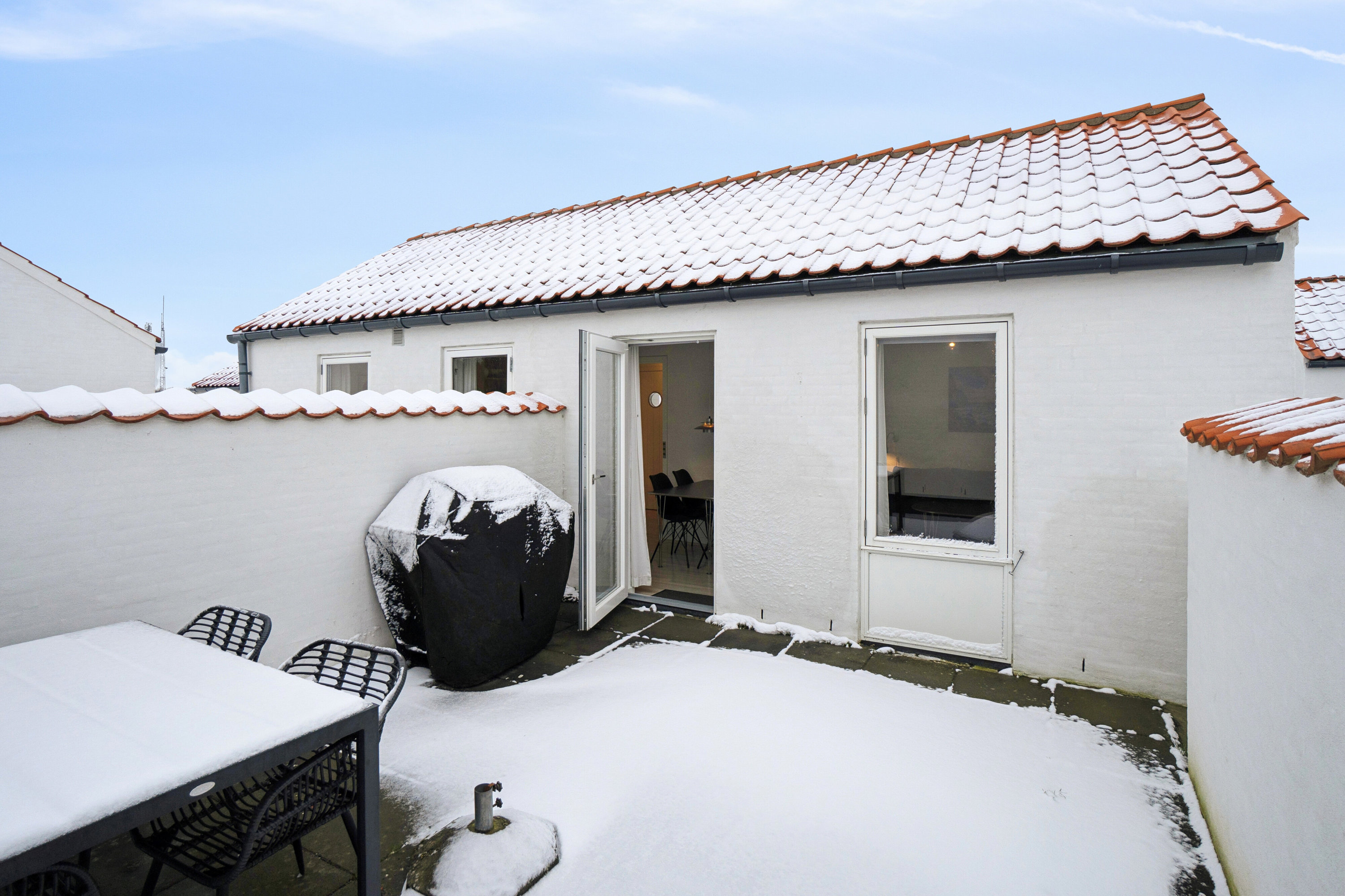 Fremhævet udendørs billede i fuldskærmstilstand. Billede af Genvej 4, 80., Allinge, 3770 Allinge