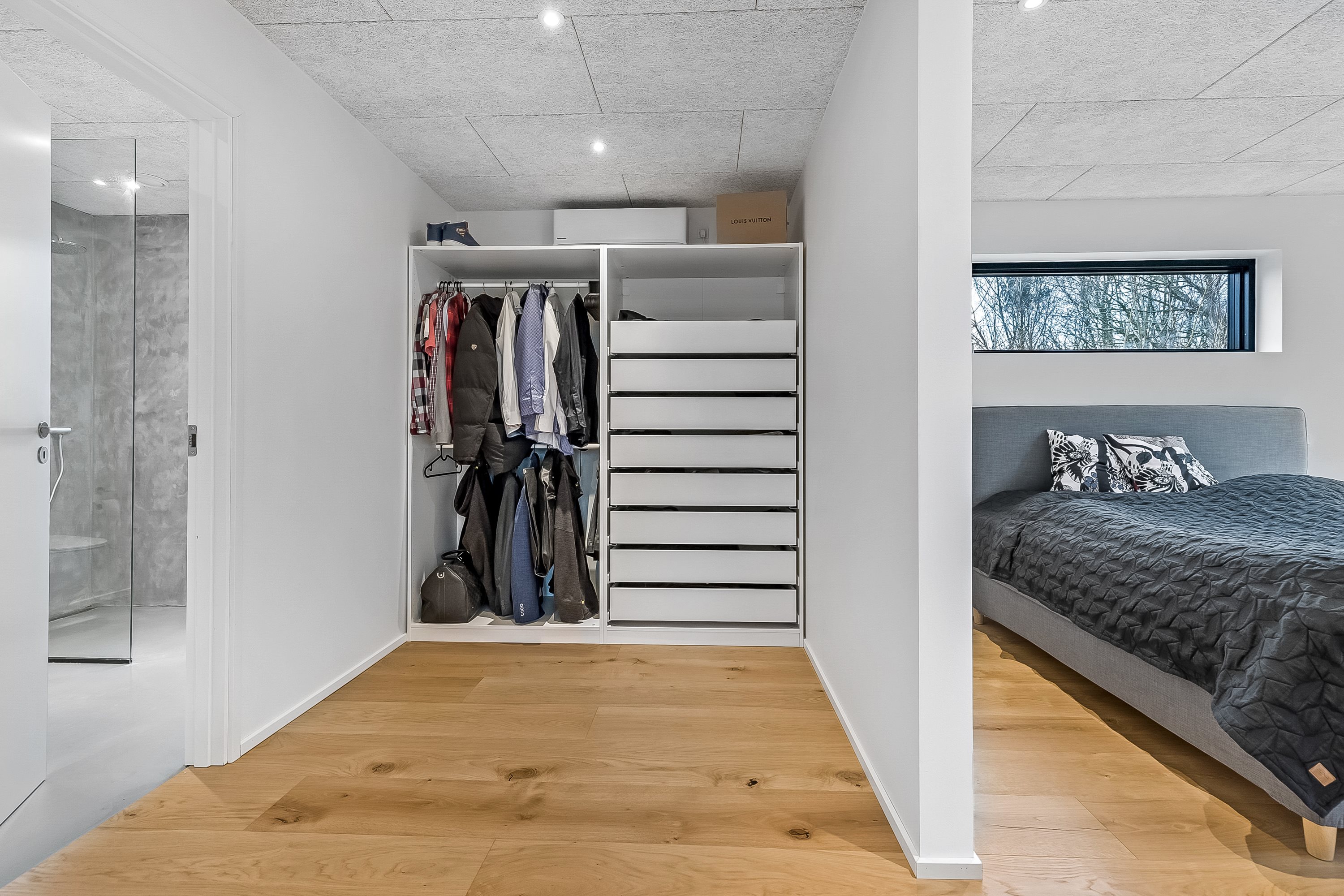 Fremhævet garderobe billede i fuldskærmstilstand. Billede af Alleen 5, Vester Nebel, 6040 Egtved