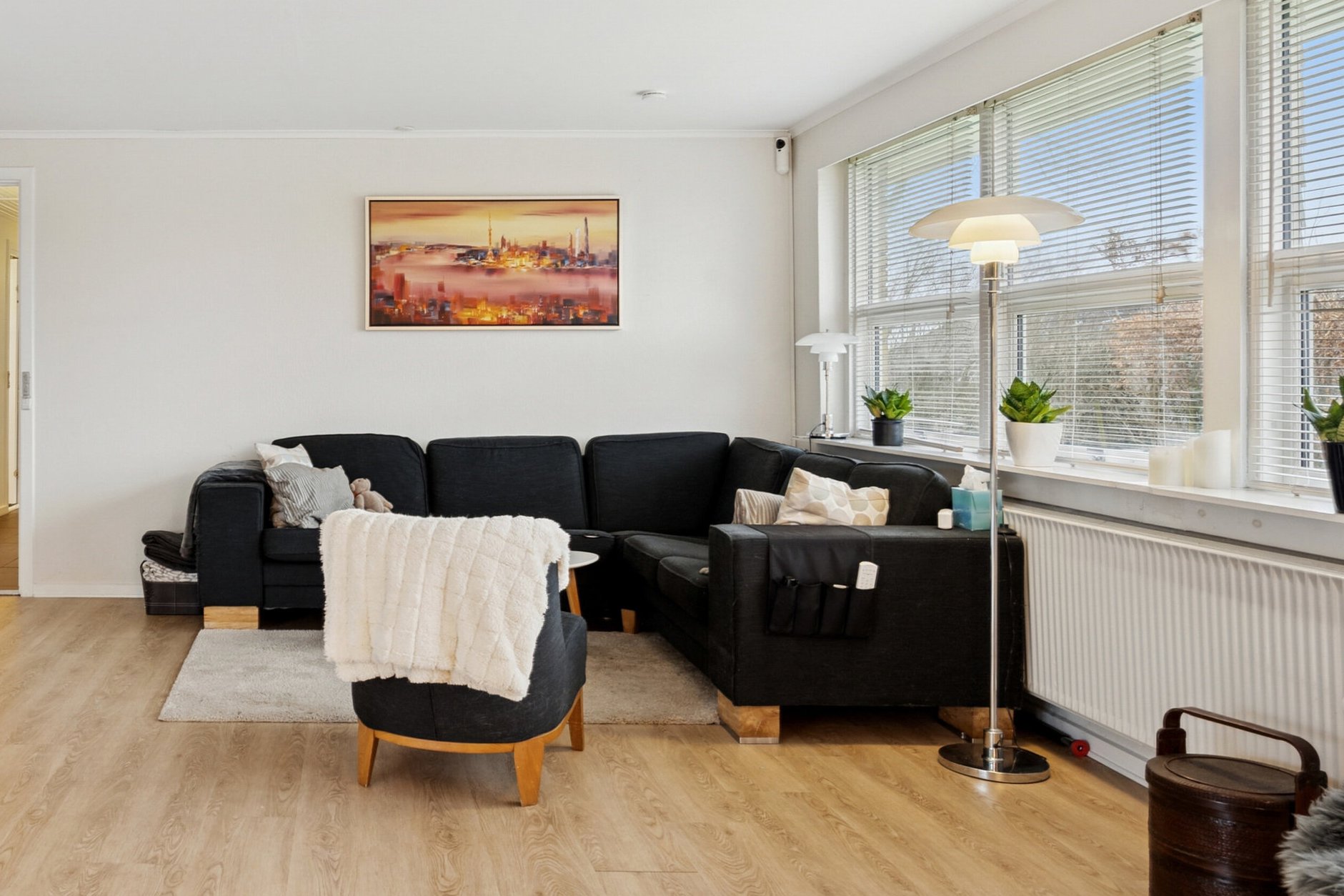 Fremhævet stue billede i fuldskærmstilstand. Billede af Natviolvej 7, 3310 Ølsted