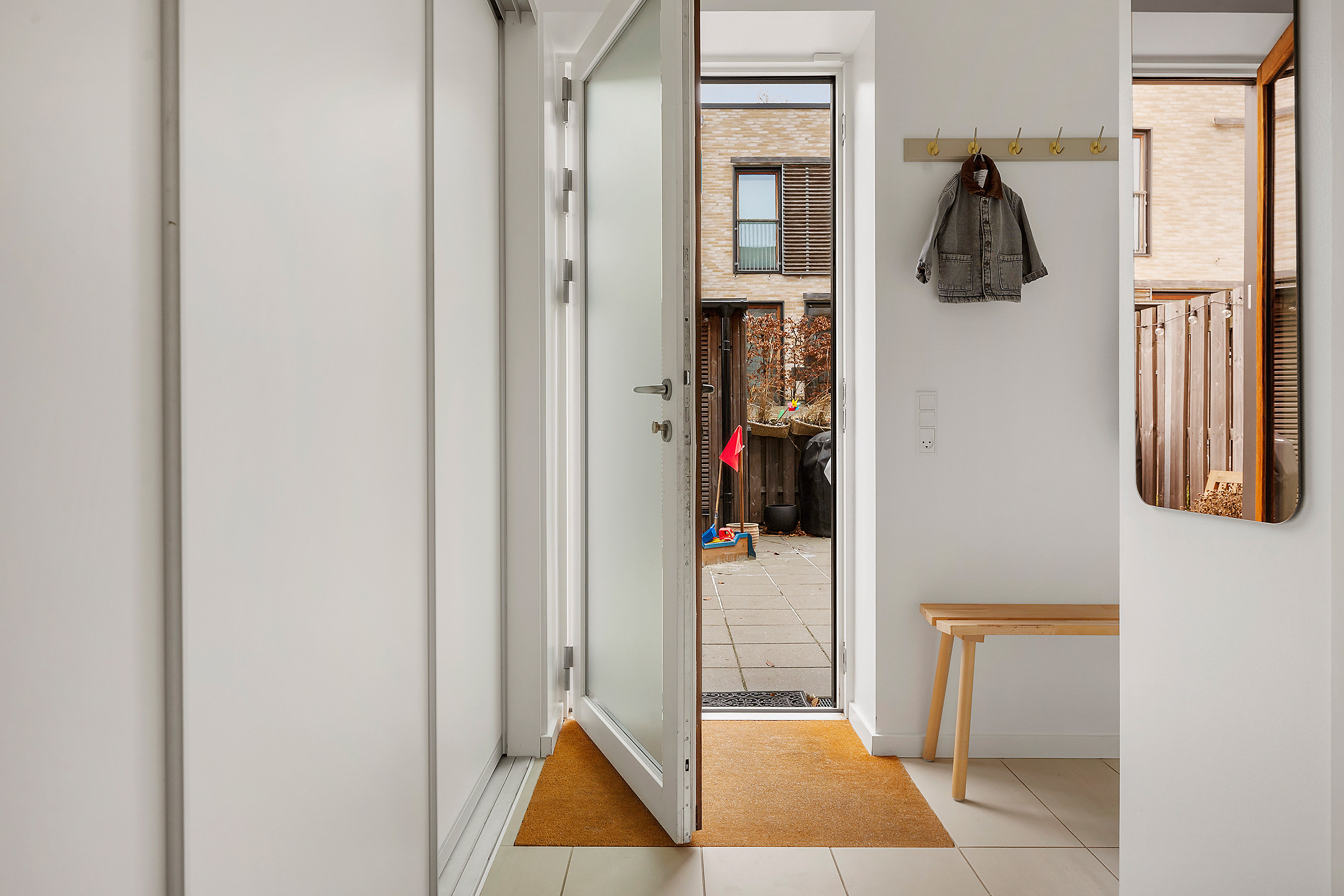 Fremhævet entré billede i fuldskærmstilstand. Billede af Ralphs Vænge 51, 2950 Vedbæk