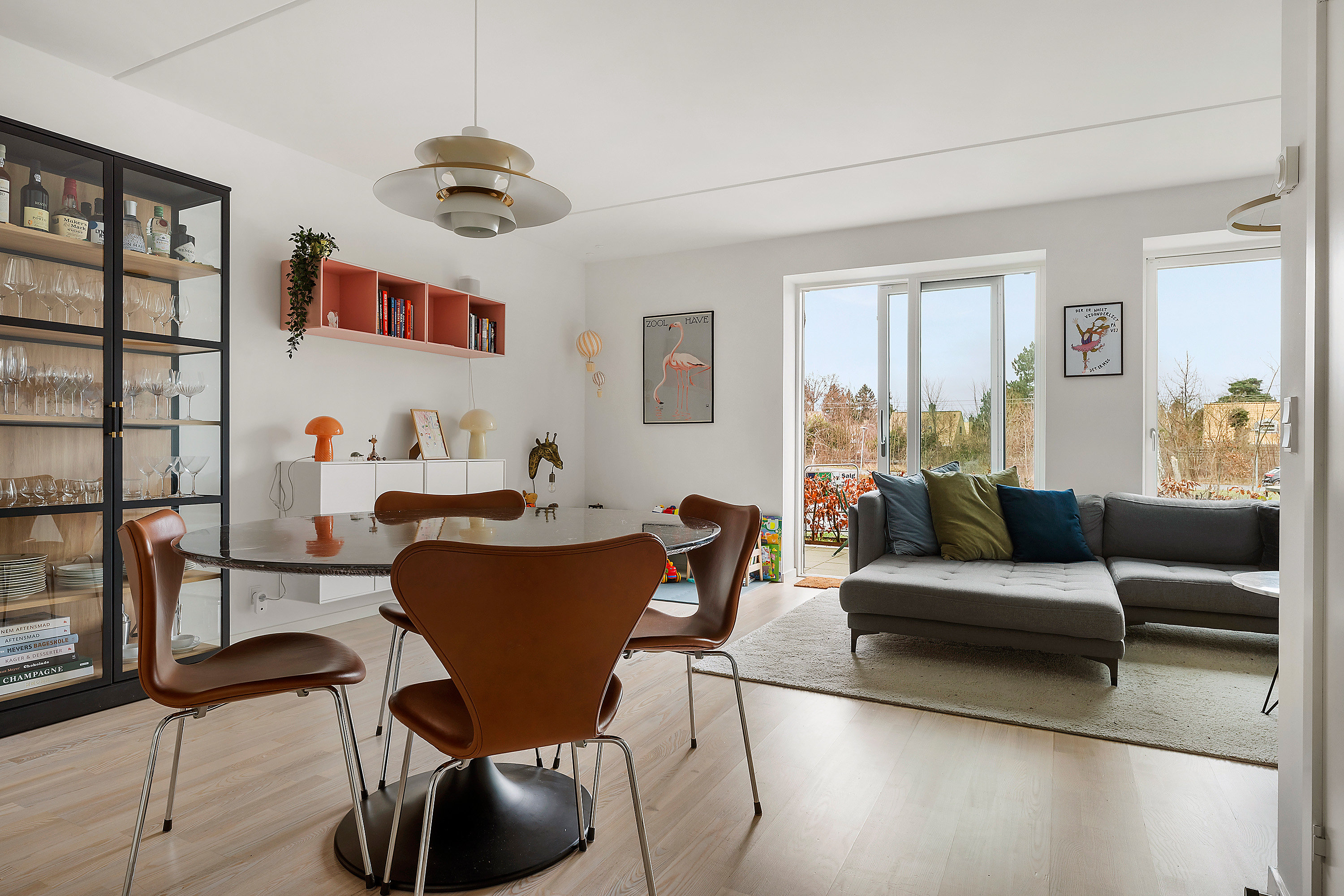 Fremhævet spisestue billede i fuldskærmstilstand. Billede af Ralphs Vænge 51, 2950 Vedbæk