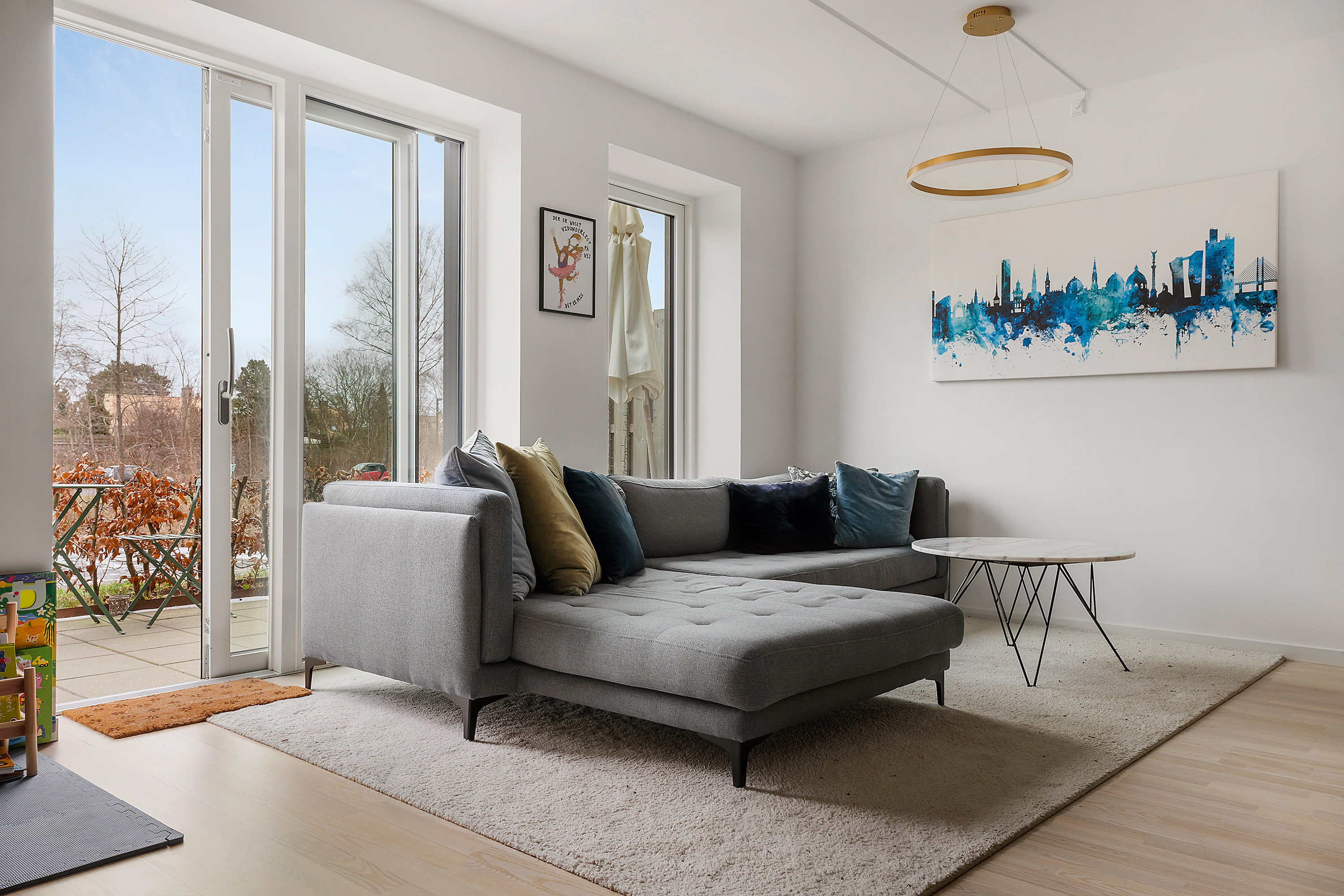 Fremhævet stue billede i fuldskærmstilstand. Billede af Ralphs Vænge 51, 2950 Vedbæk