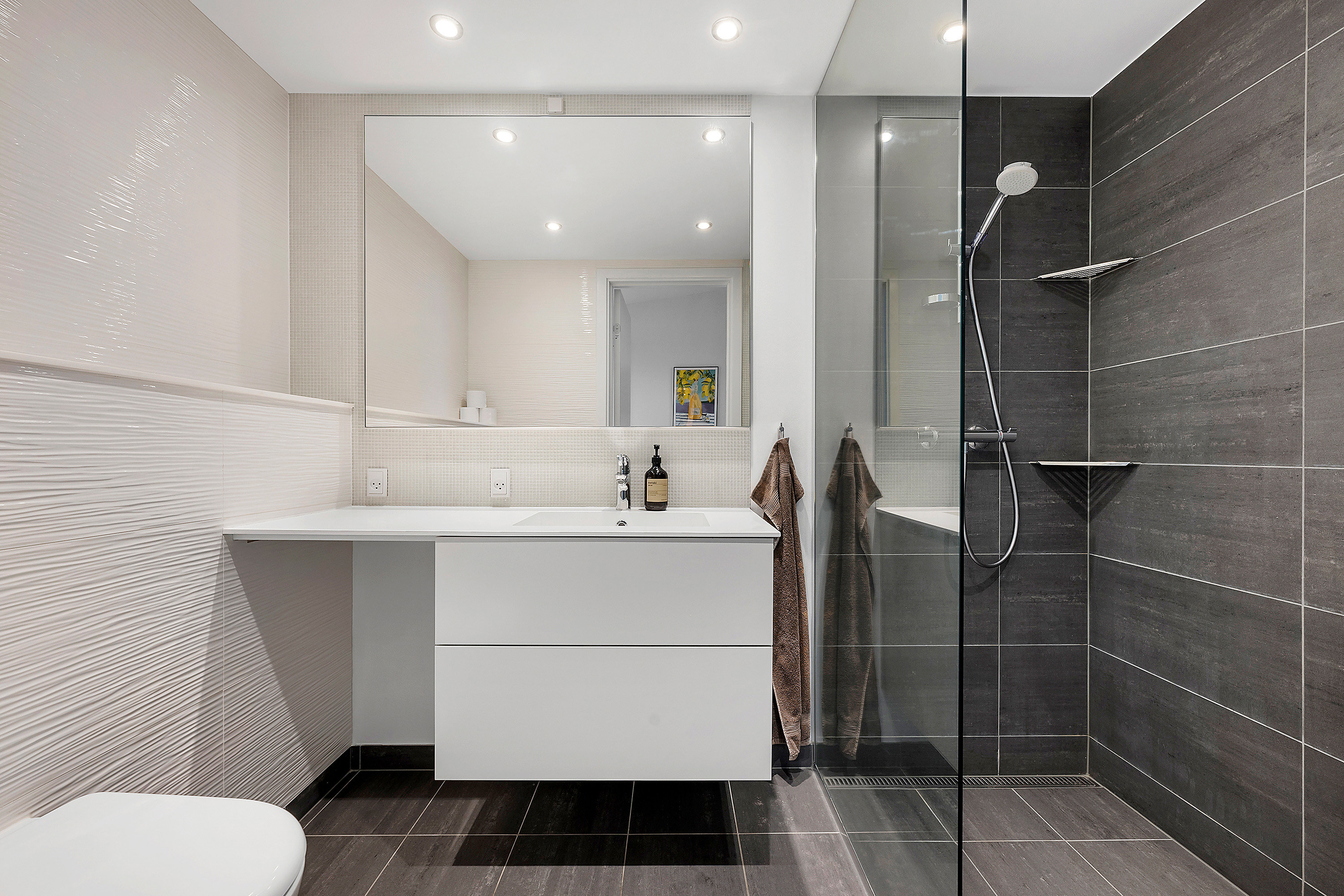 Fremhævet badeværelse billede i fuldskærmstilstand. Billede af Ralphs Vænge 51, 2950 Vedbæk