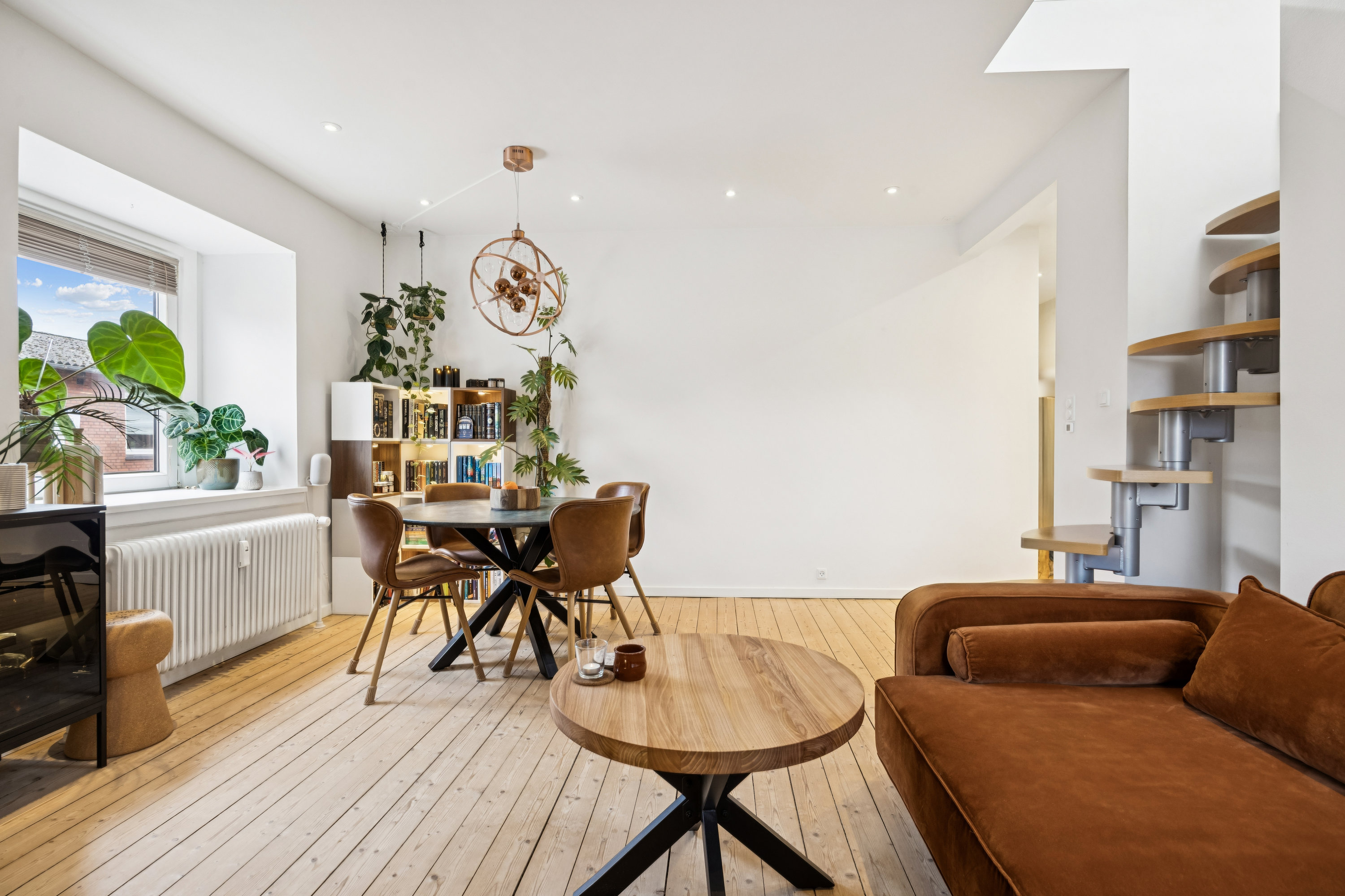 Fremhævet stue billede i fuldskærmstilstand. Billede af Dronningensgade 19, 2. tv., 9400 Nørresundby