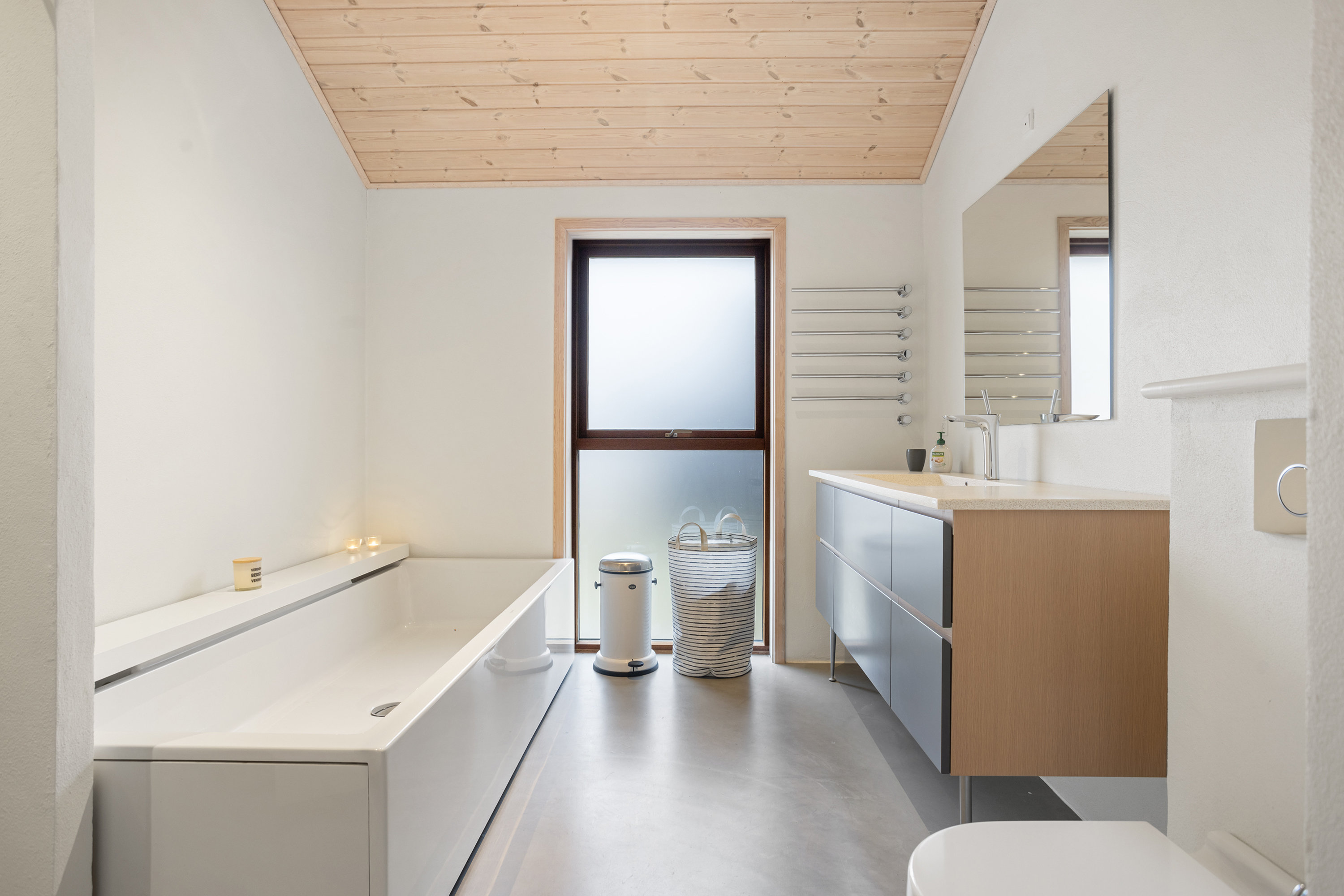 Fremhævet badeværelse billede i fuldskærmstilstand. Billede af Krøgen 24, Bratten, 9981 Jerup