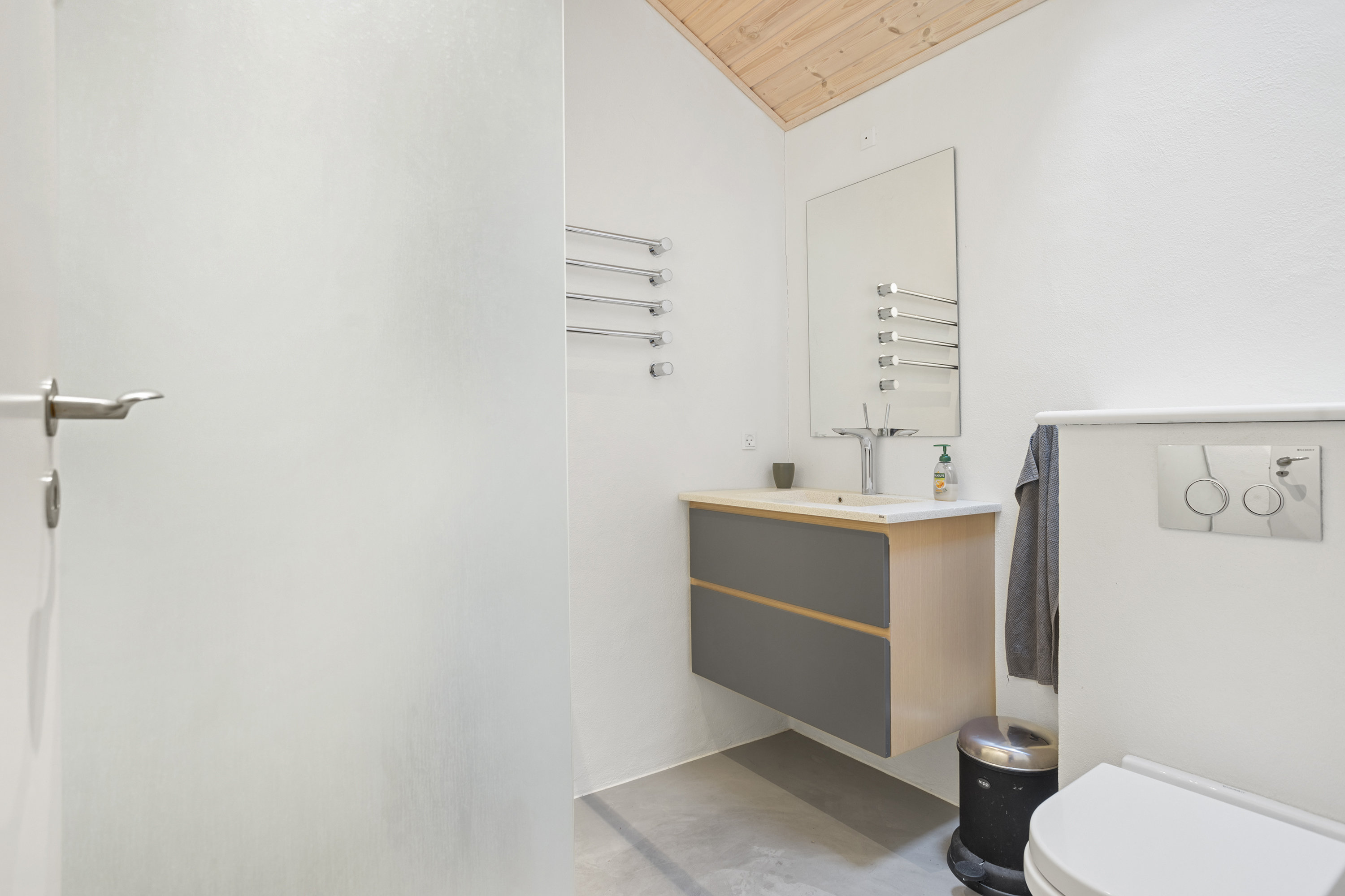 Fremhævet badeværelse billede i fuldskærmstilstand. Billede af Krøgen 24, Bratten, 9981 Jerup