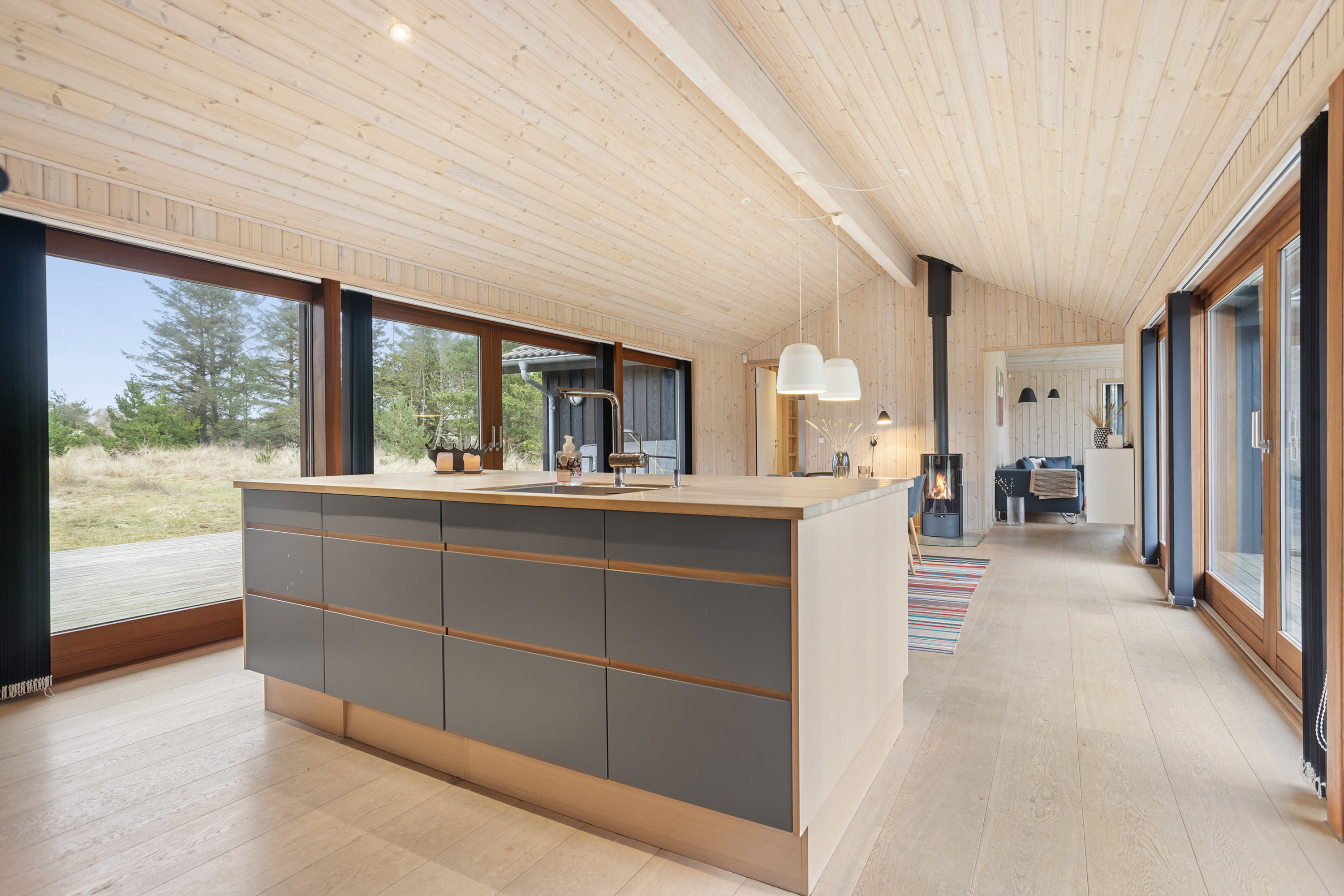 Fremhævet køkken billede i fuldskærmstilstand. Billede af Krøgen 24, Bratten, 9981 Jerup