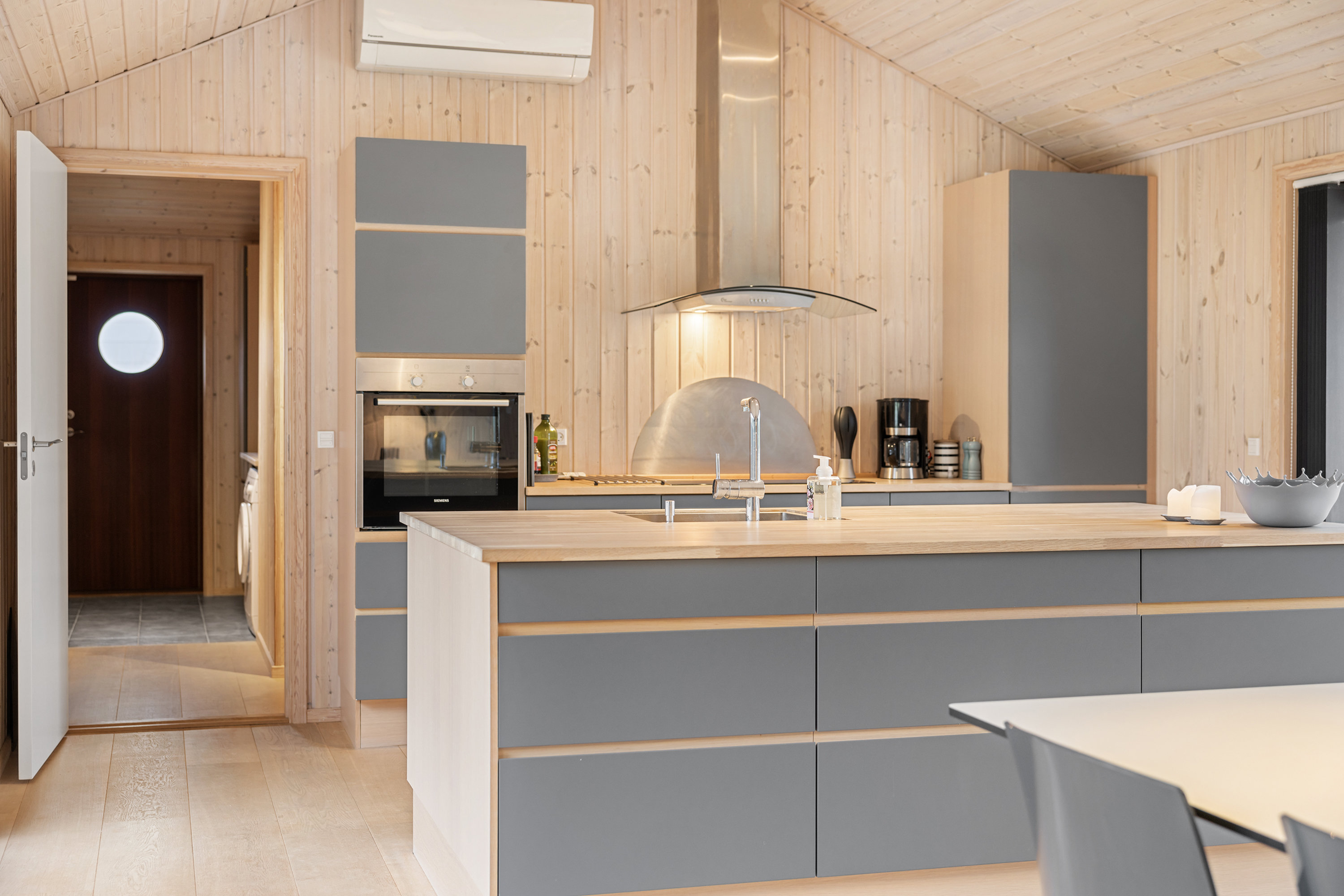 Fremhævet køkken billede i fuldskærmstilstand. Billede af Krøgen 24, Bratten, 9981 Jerup