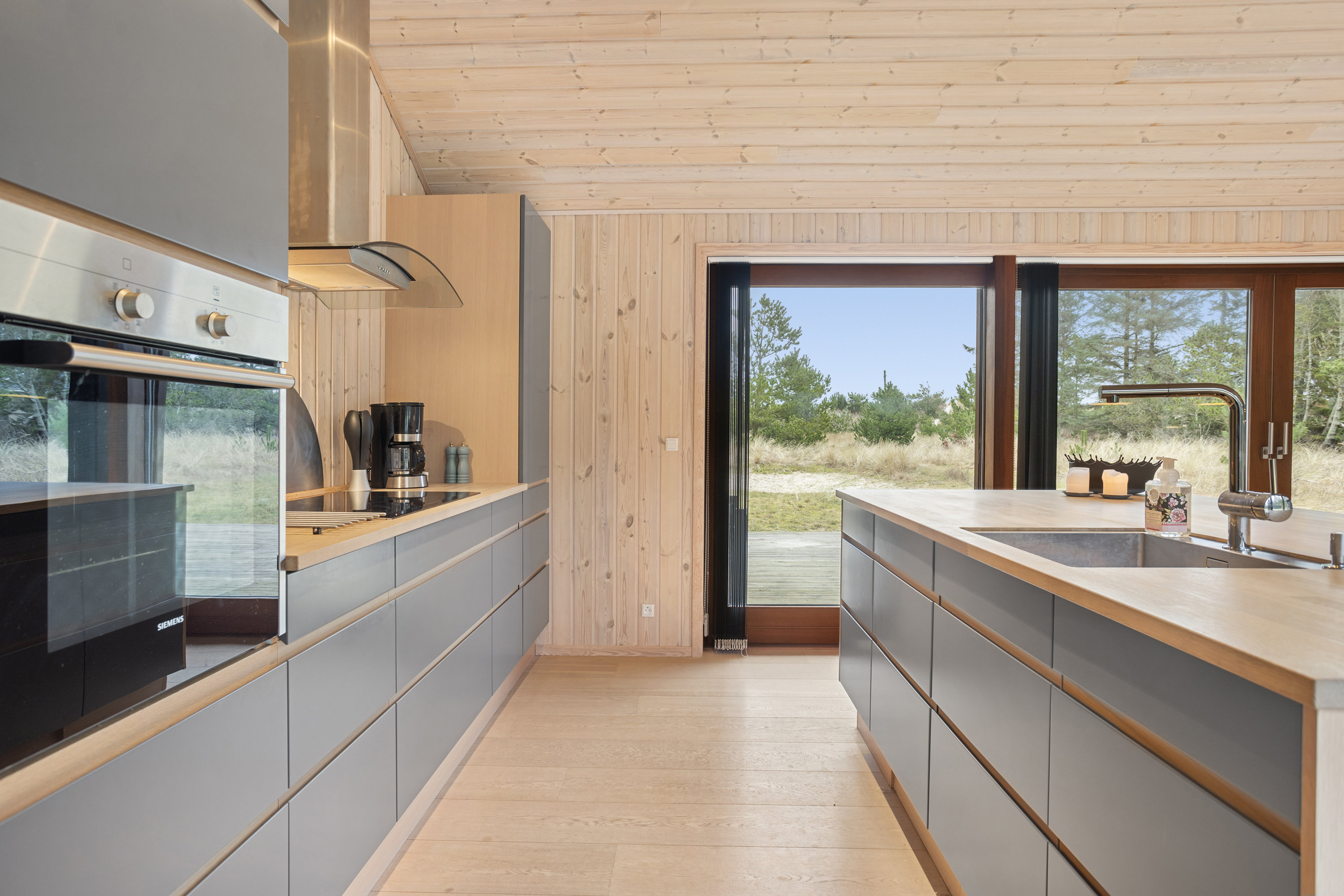 Fremhævet køkken billede i fuldskærmstilstand. Billede af Krøgen 24, Bratten, 9981 Jerup