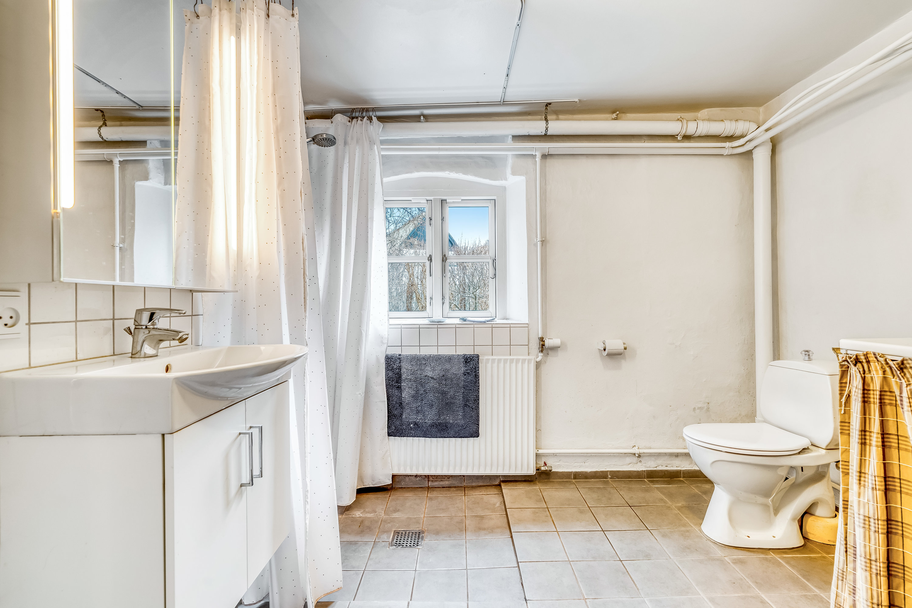 Fremhævet toilet billede i fuldskærmstilstand. Billede af Lystrupvej 45, 3550 Slangerup