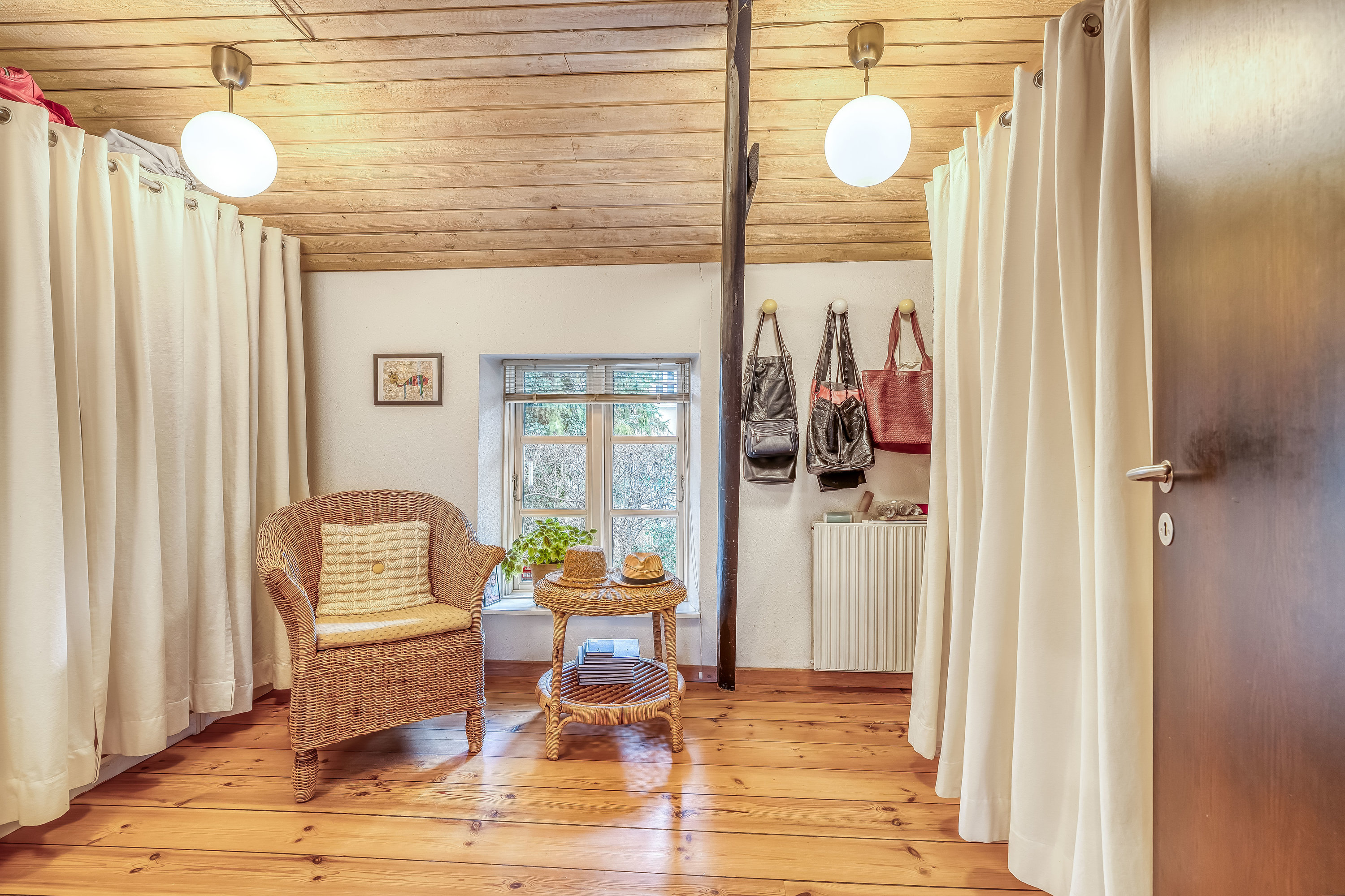 Fremhævet stue billede i fuldskærmstilstand. Billede af Lystrupvej 45, 3550 Slangerup