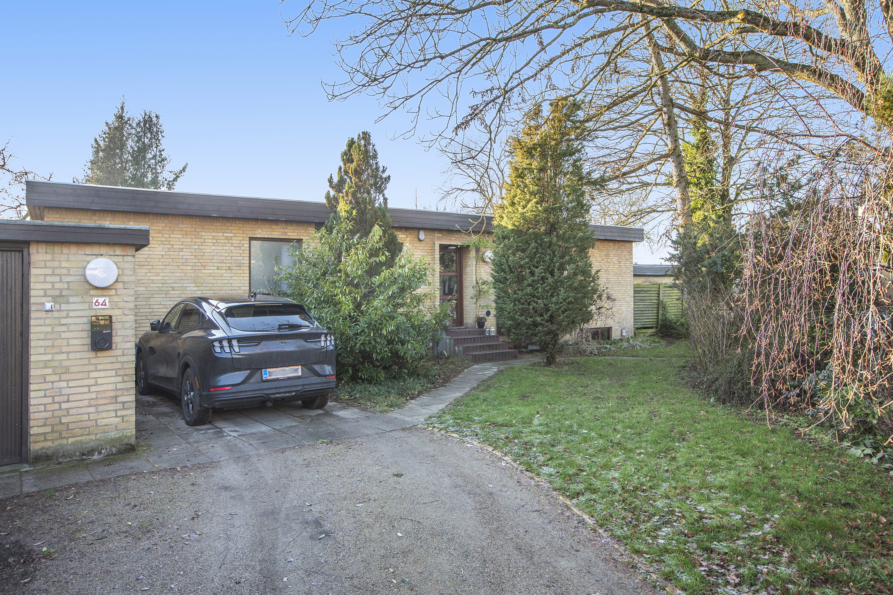 Fremhævet set fra vejen billede i fuldskærmstilstand. Billede af Gl.Skovlundevej 64, 2740 Skovlunde