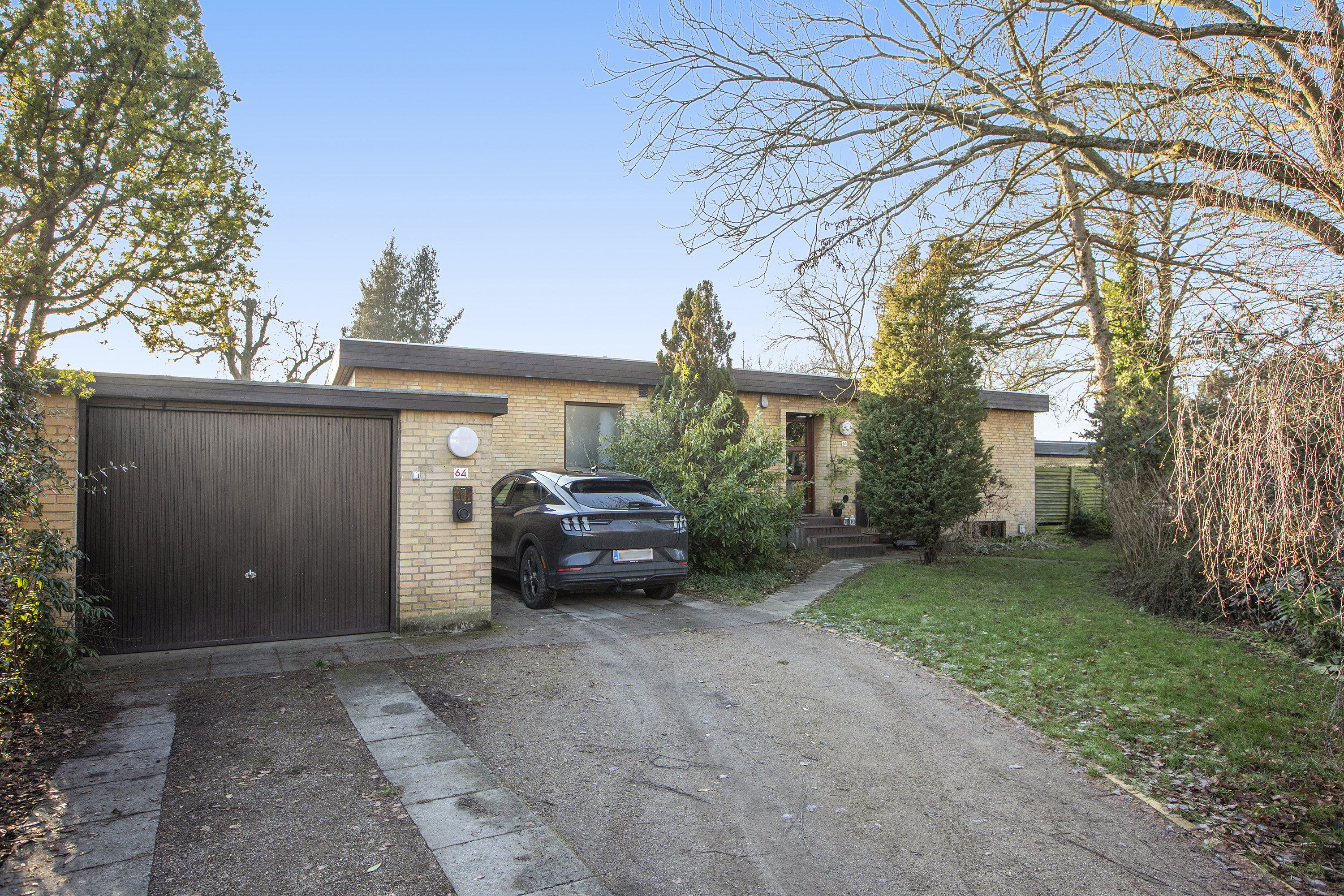 Miniaturebillede 1: set fra vejen. Billede af Gl.Skovlundevej 64, 2740 Skovlunde