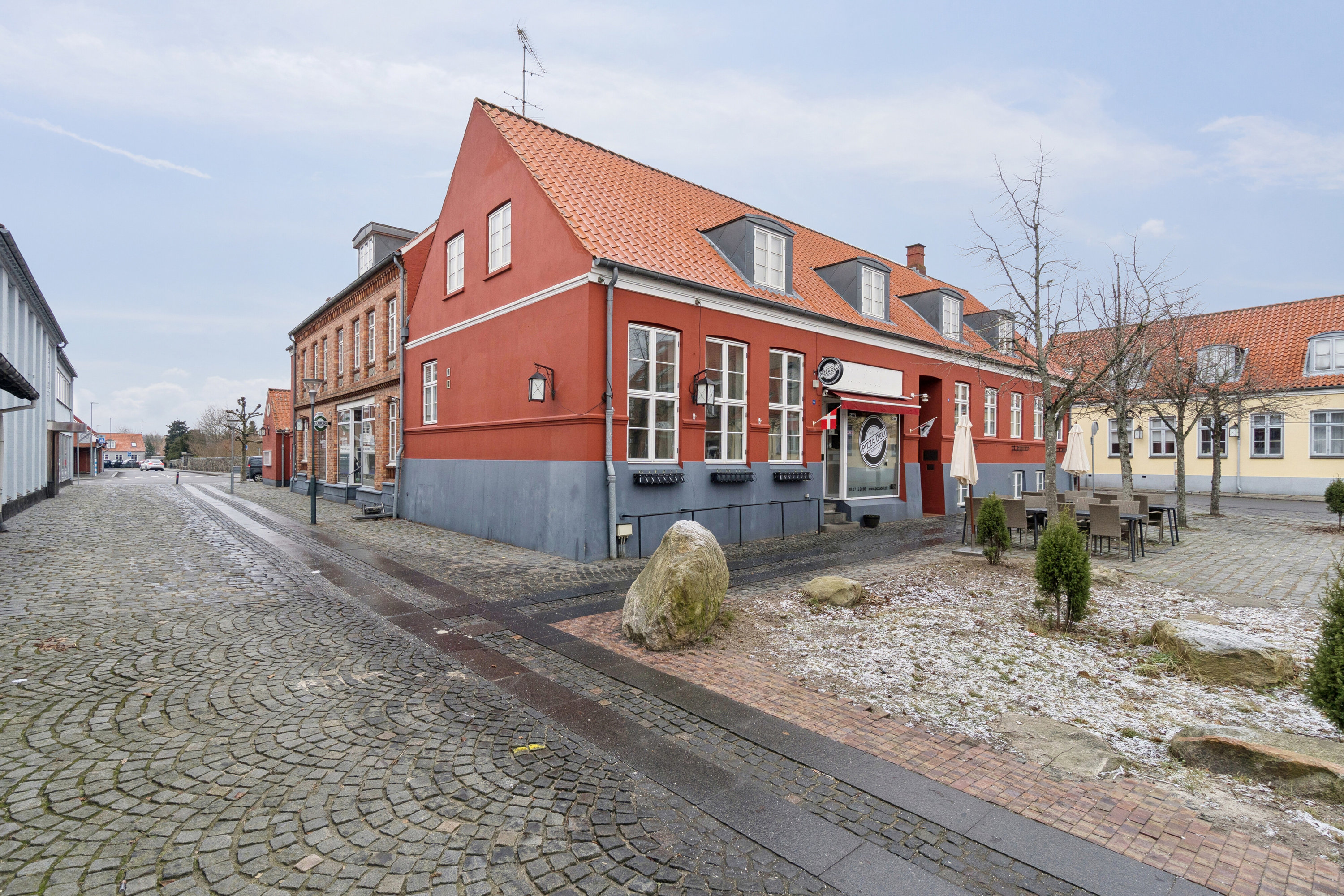 Fremhævet set fra vejen billede i fuldskærmstilstand. Billede af Torvet 10, 2., Aakirkeby, 3720 Aakirkeby